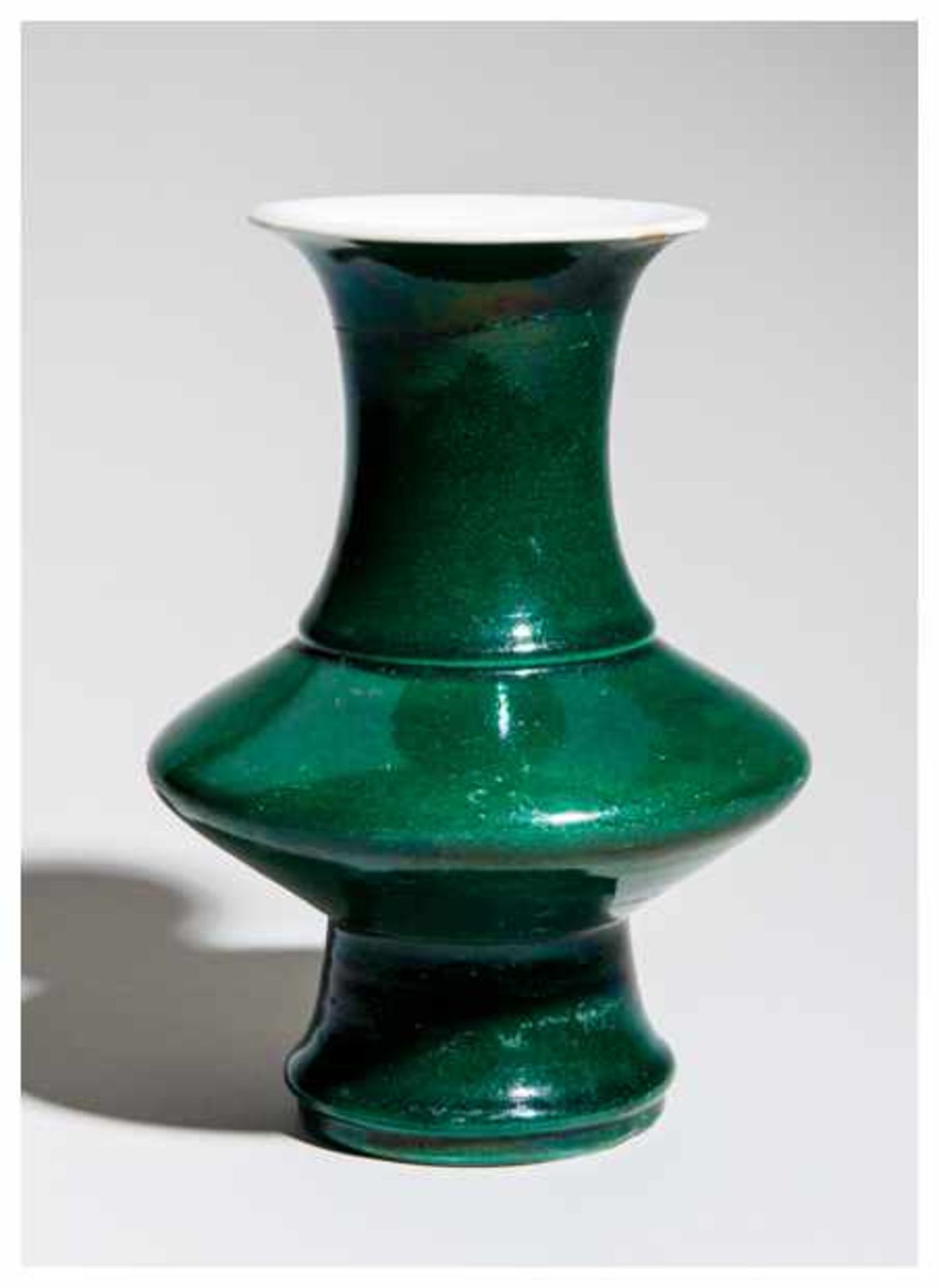 AN UNUSUAL GREEN GLAZED PORCELAIN VASE Porcelain. China, Qing dynastyUnusually formed with a short