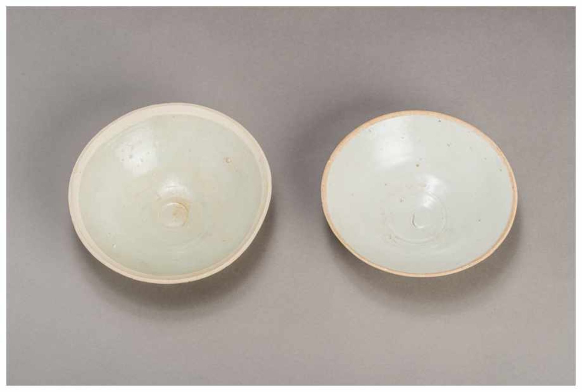 TWO CHINESE PROTO -PORCELAIN BOWLS Proto-porcelain. China, Song dynastyThe slightly smaller bowl has - Image 2 of 3