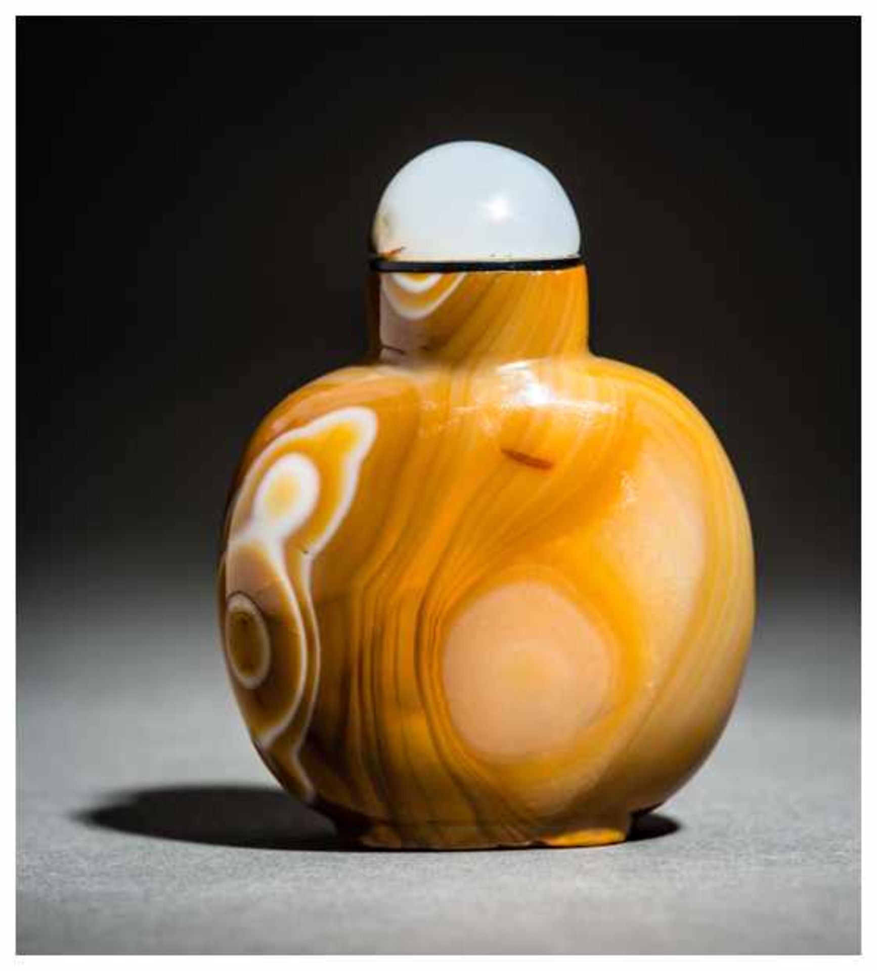 BANDED AGATE SNUFF BOTTLE Striped agate. China, 19th/20th centuryAlmost circular in form, exactingly - Image 2 of 6