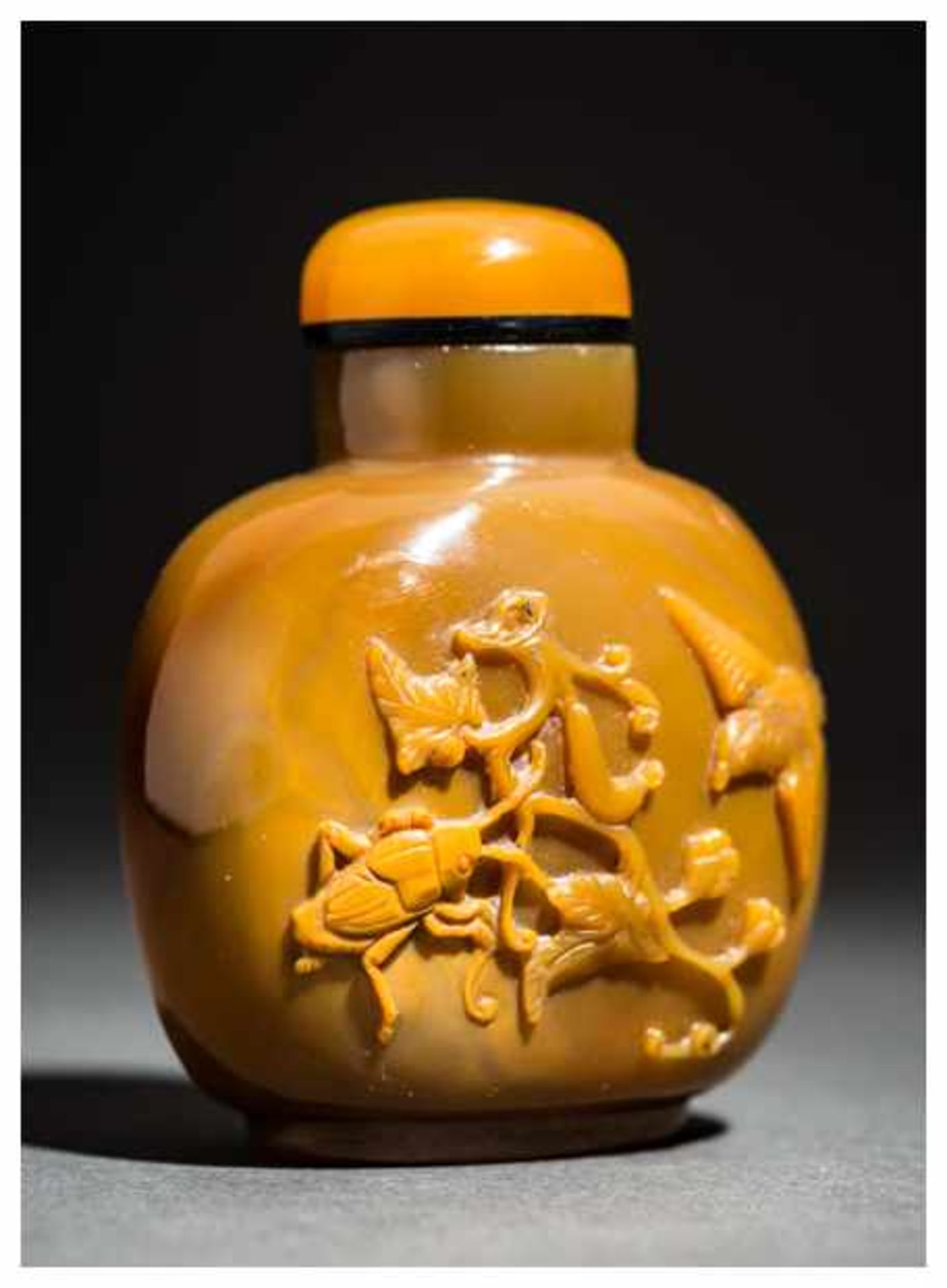 AGATE SNUFF BOTTLE WITH BEETLE ON WINE TREE BRANCHES AND A BIRD Agate. China, 20th centuryWide, - Image 6 of 6