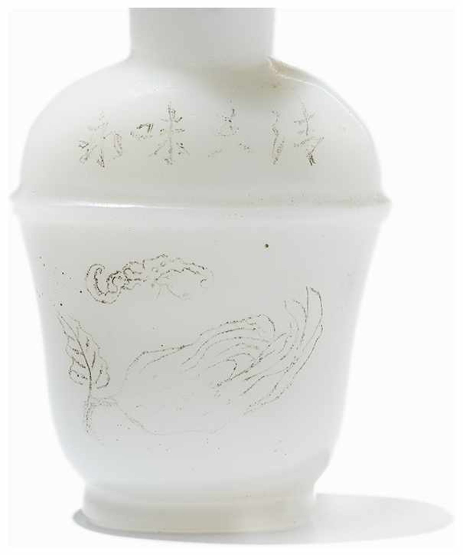 SNUFF BOTTLE WITH INCISED DECORATION Milk glass, quartz. China, modernFlat body with profiled - Image 3 of 7