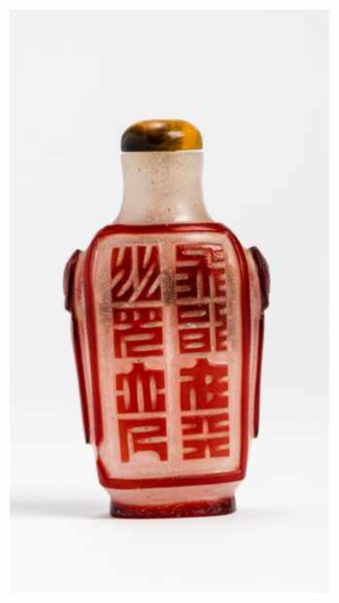 AN OVERLAY GLASS SNUFF BOTTLE Glass. China, 19th centuryOf rectangular, slightly rounded form with a - Bild 2 aus 5