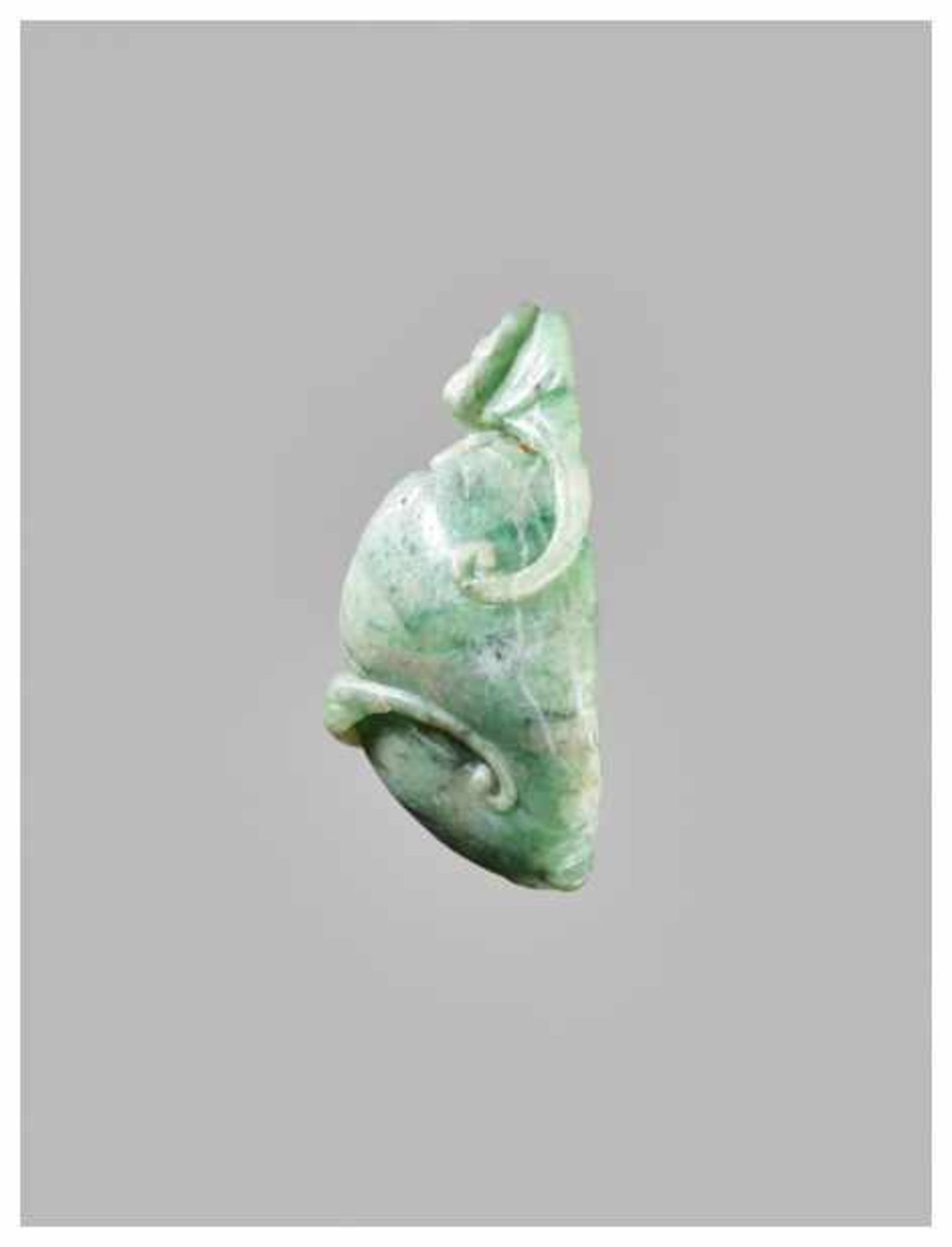 AN APPLE GREEN JADEITE 'PEACH AND BIRD' PENDANT Jadeite. China, 19th centuryOf natural pebble - Bild 3 aus 4