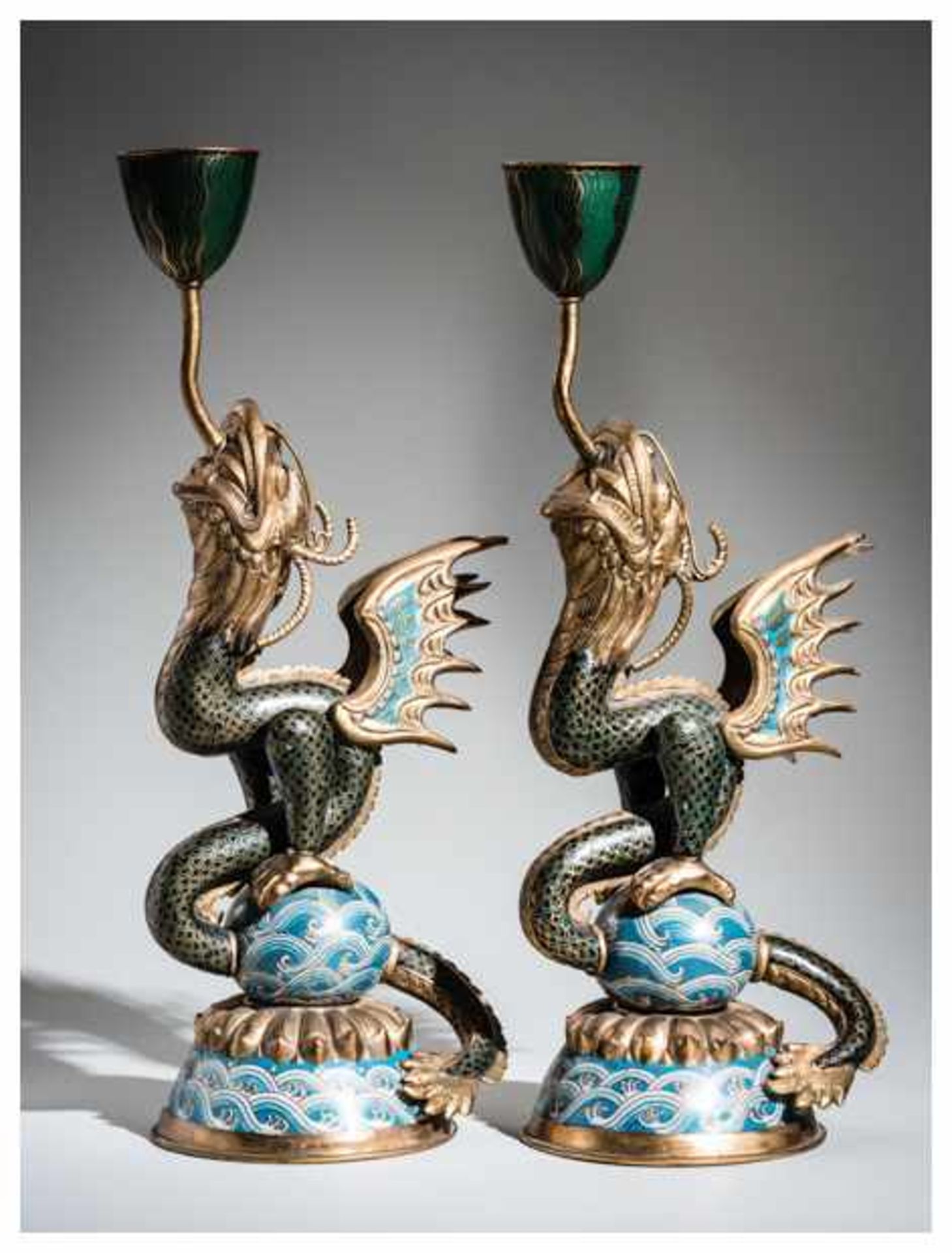 A PAIR OF CLOISONNE CANDLESTICKS IN THE FORM OF DRAGON FISH Cloisonneenamel. China, Qing dynastyA - Bild 3 aus 4