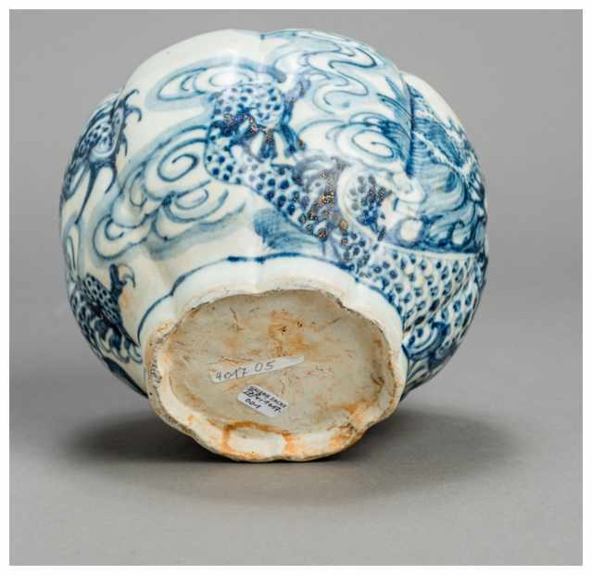 A CHINESE GLAZED STONEWARE POT VESSEL WITH DRAGON Glazed stoneware. China, late Ming dynasty to - Image 6 of 6