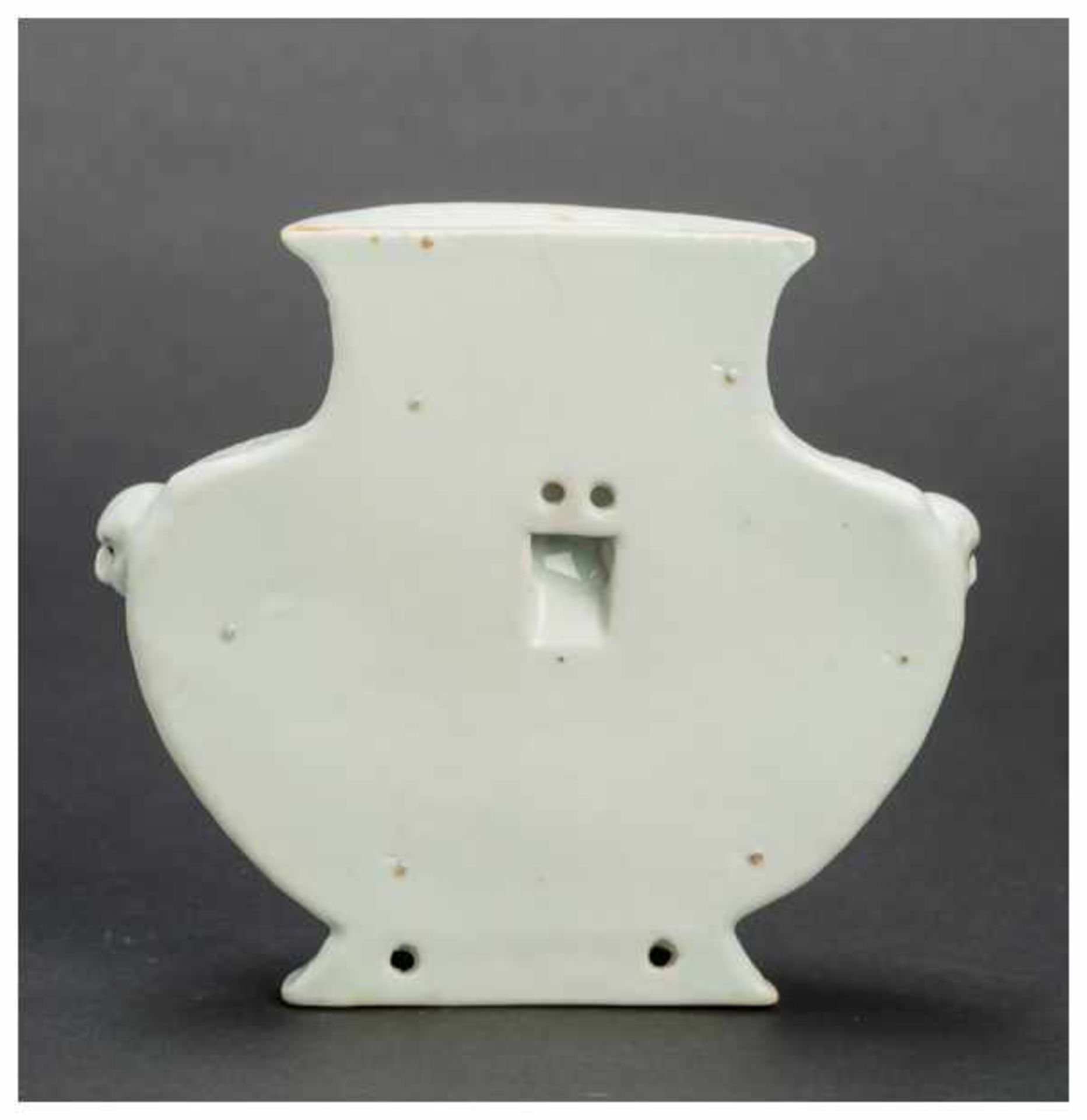 A FINE SAMSON WALL VASE IN CHINESE FAMILLE ROSE STYLE Porcelain. China, late 19th centuryA fine wall - Image 4 of 6