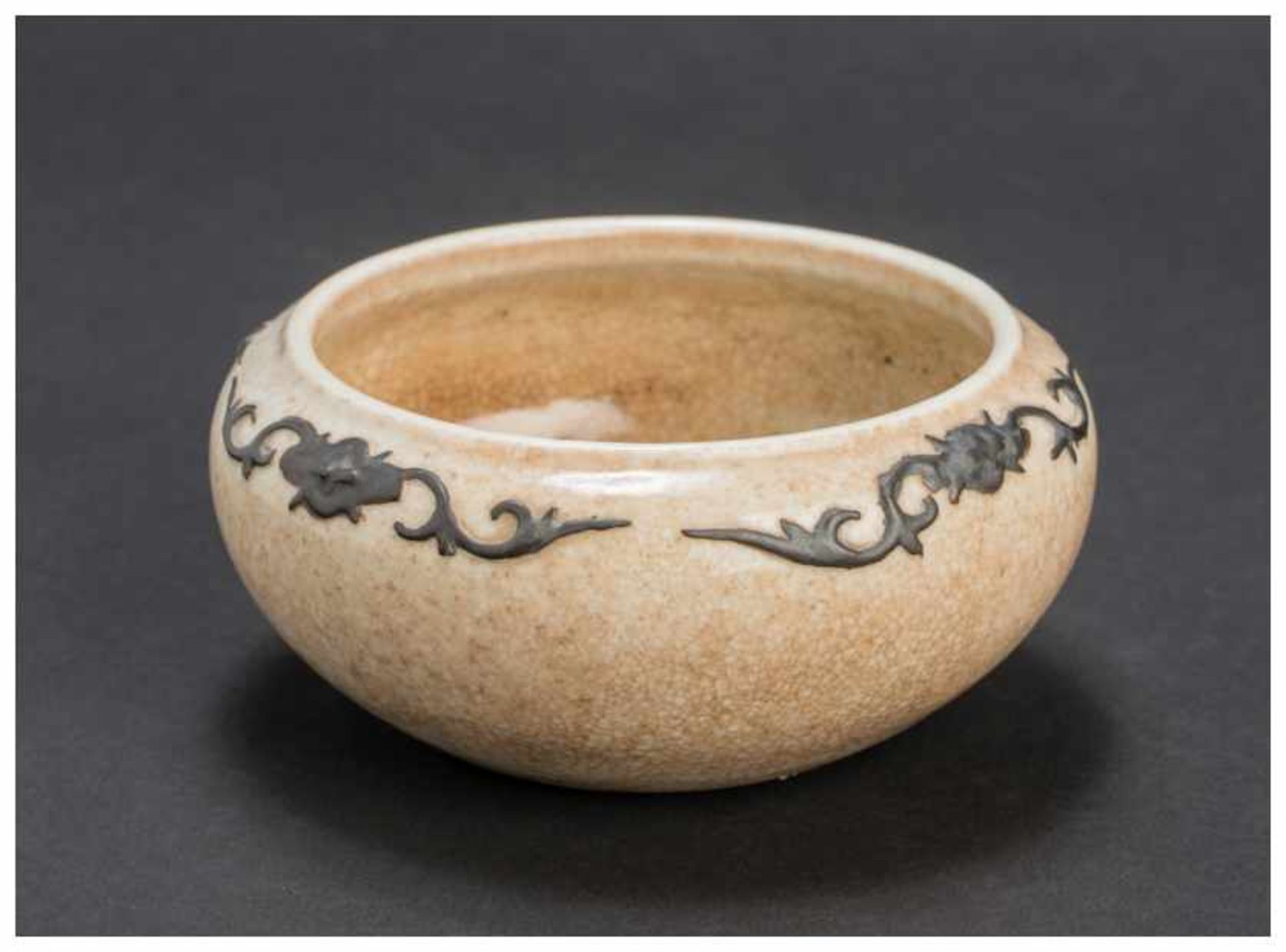 A CHINESE STONEWARE BOWL Stoneware. China, Qing dynasty, 19th centuryThis bowl shows dense, light