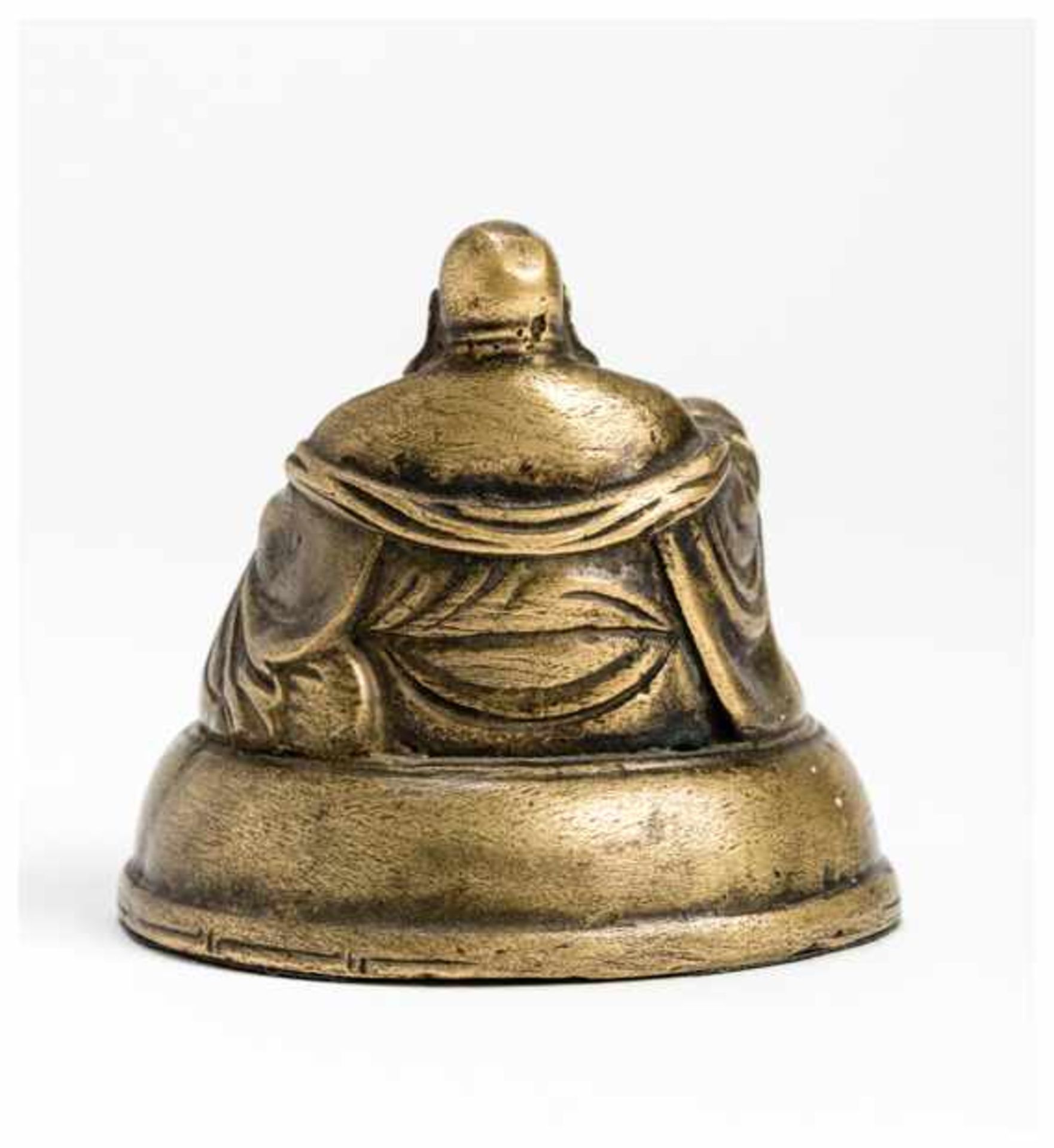 A BRONZE FIGURE OF BUDAI Bronze. China, Qing dynastyA bronze cast model the laughing god of luck - Bild 4 aus 5