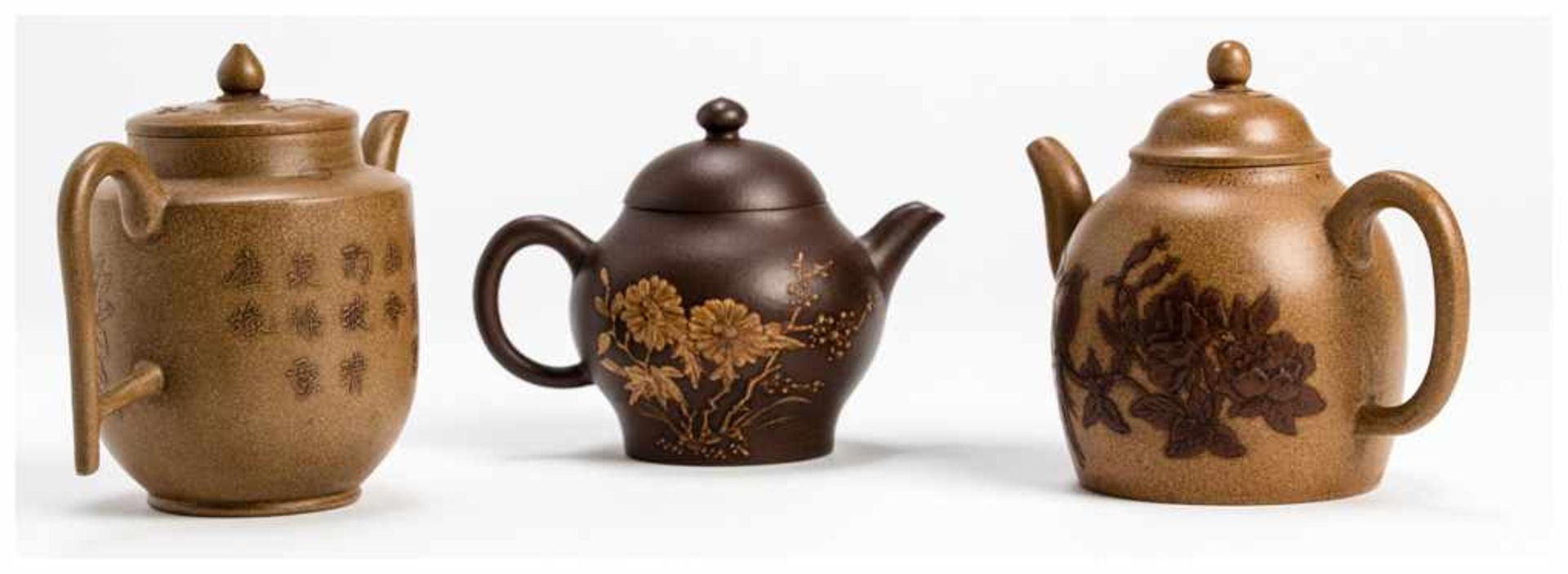 THREE YIXING CERAMIC TEA POTS Yixing ceramic. China, Qing dynastyAll with handles, lids and - Image 4 of 5