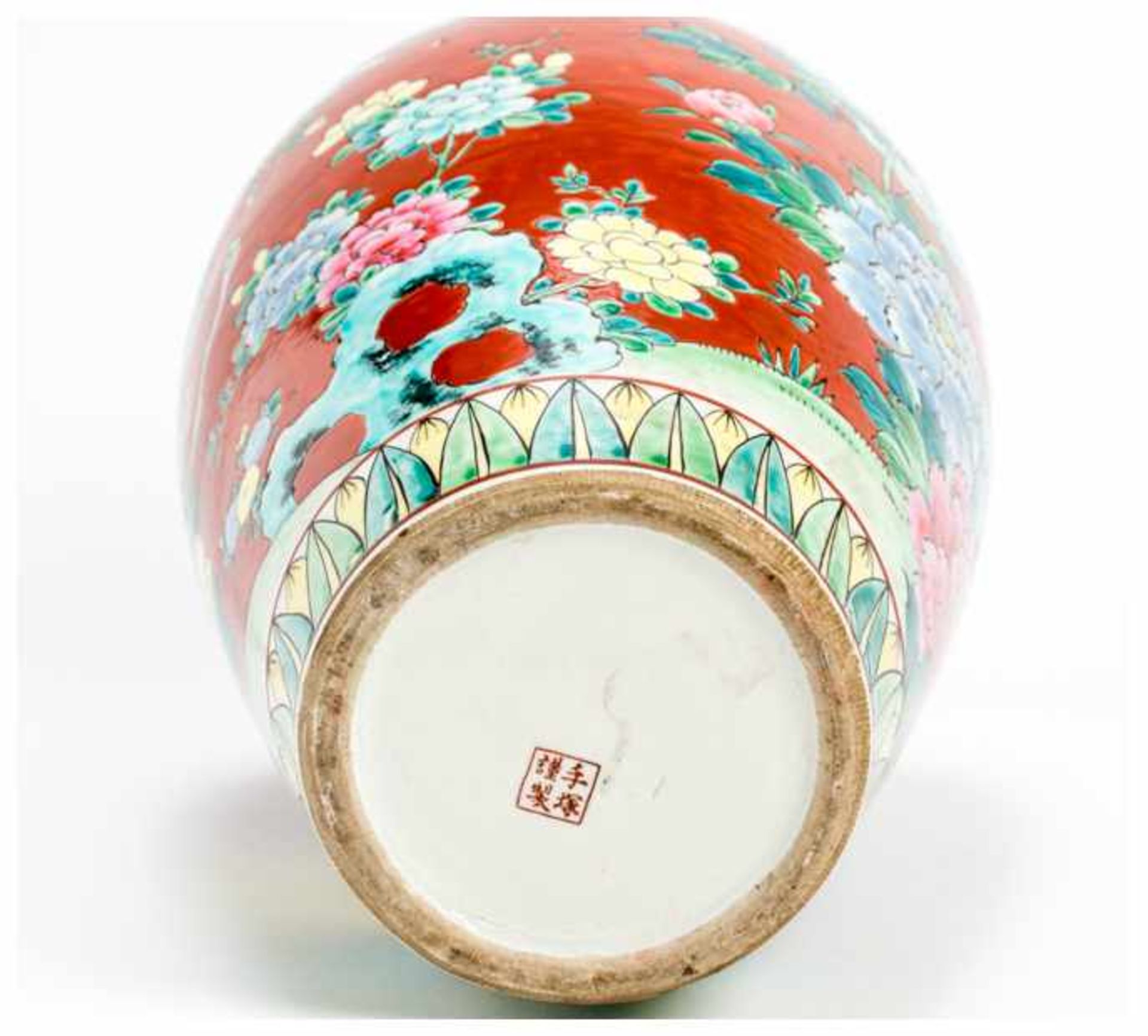 A POLYCHROME PORCELAIN VASE Porcelain. China, Republic periodA baluster shaped vase in an attractive - Image 6 of 6