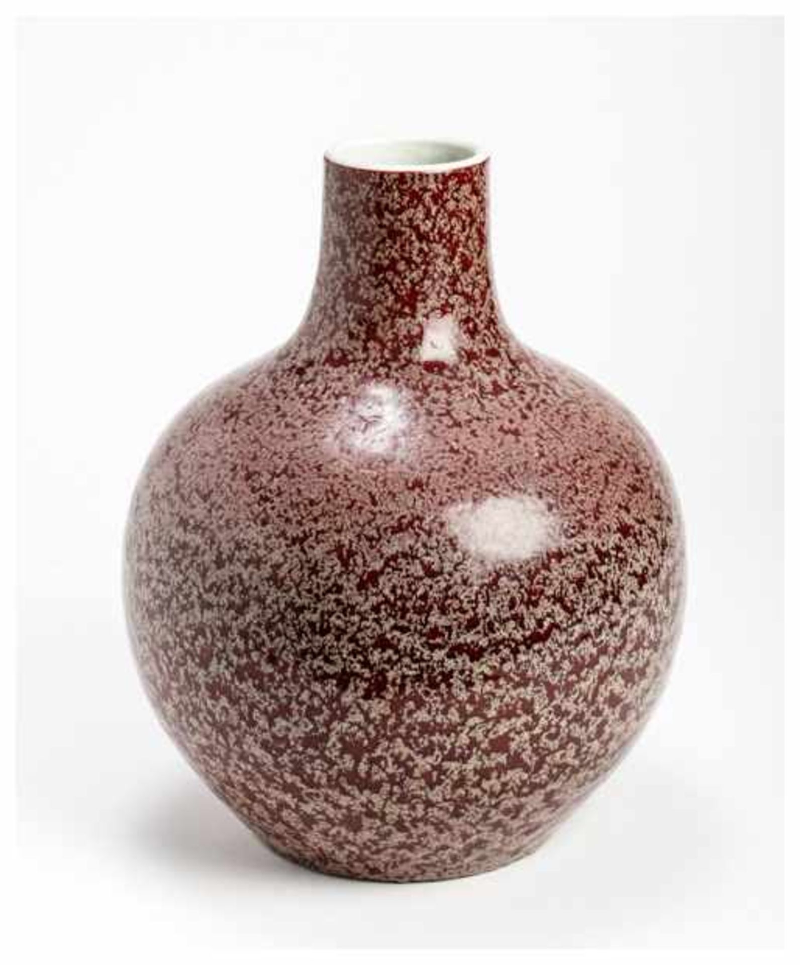 A PORCELAIN VASE WITH MOTTLED CREAM GLAZE Porcelain. China, Qing dynastyOf globular form with a