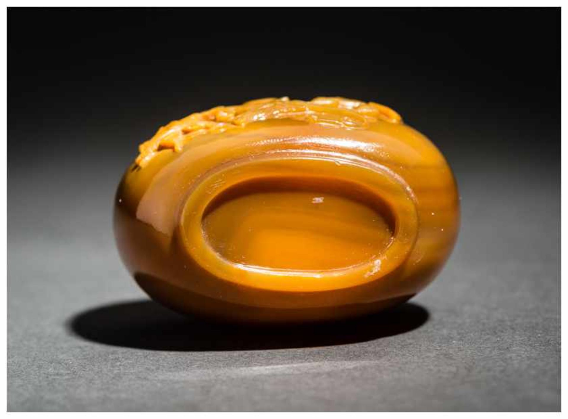 AGATE SNUFF BOTTLE WITH BEETLE ON WINE TREE BRANCHES AND A BIRD Agate. China, 20th centuryWide, - Image 5 of 6