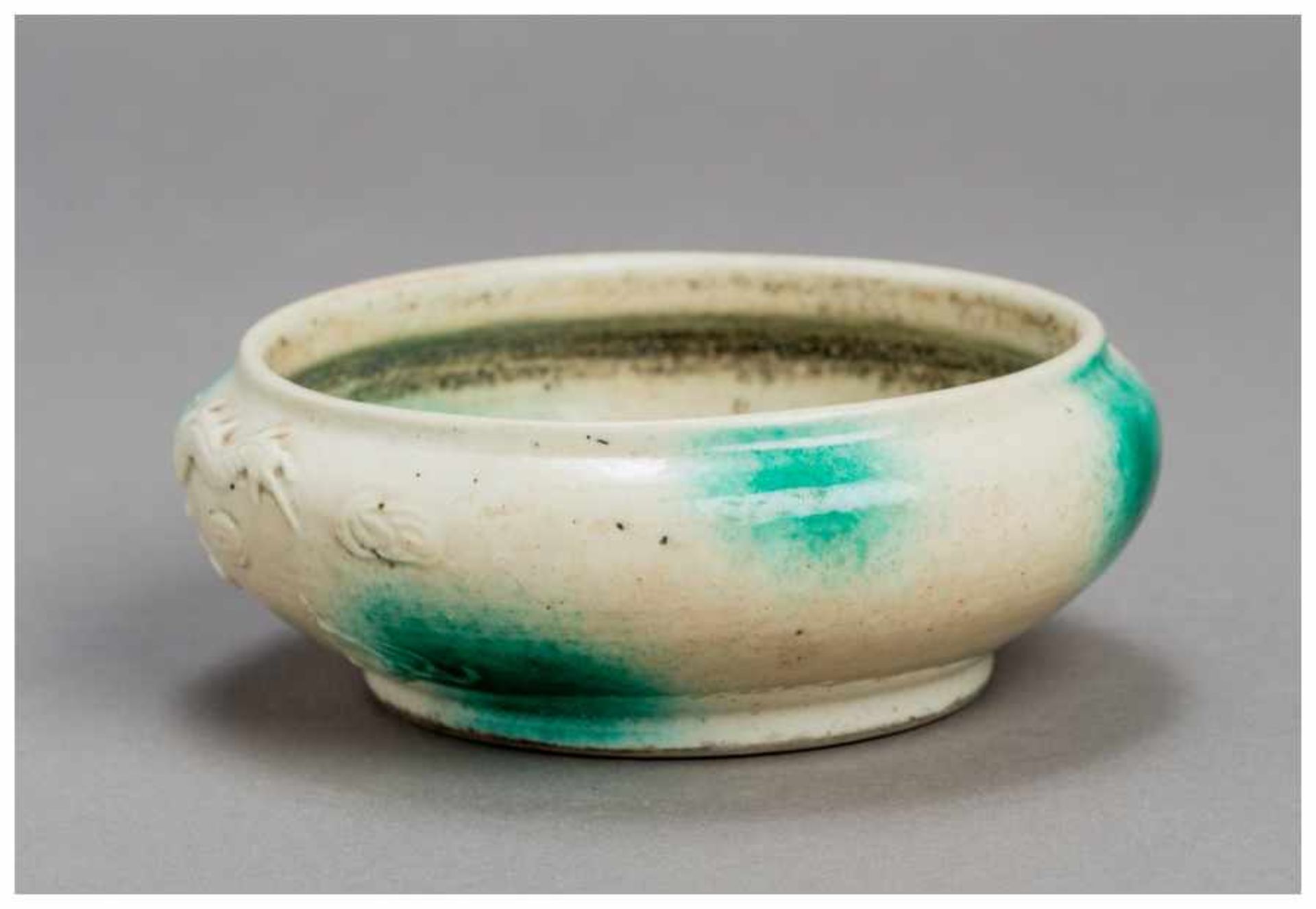 A CHINESE PORCELAIN BOWL WITH DRAGON Porcelainc. China, Qing dynastyRounded sides on a ring-shaped - Image 3 of 5