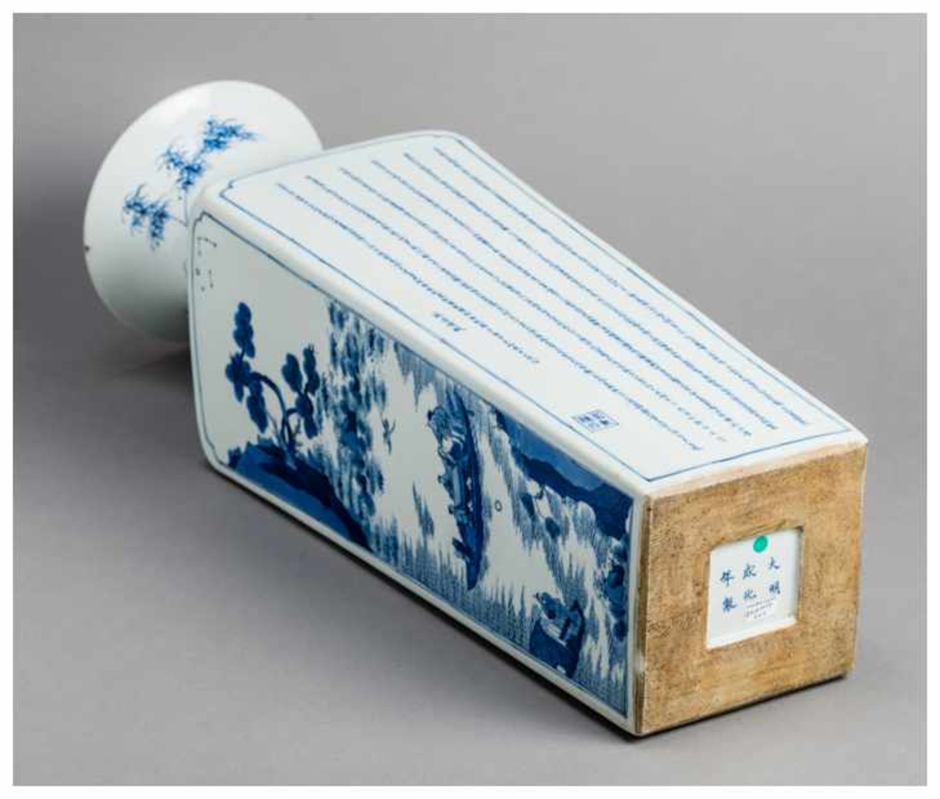 A LARGE BLUE AND WHITE VASE WITH SHANSHUI LANDSCAPE Porcelain, underglaze blue. China, Republic - Image 5 of 5