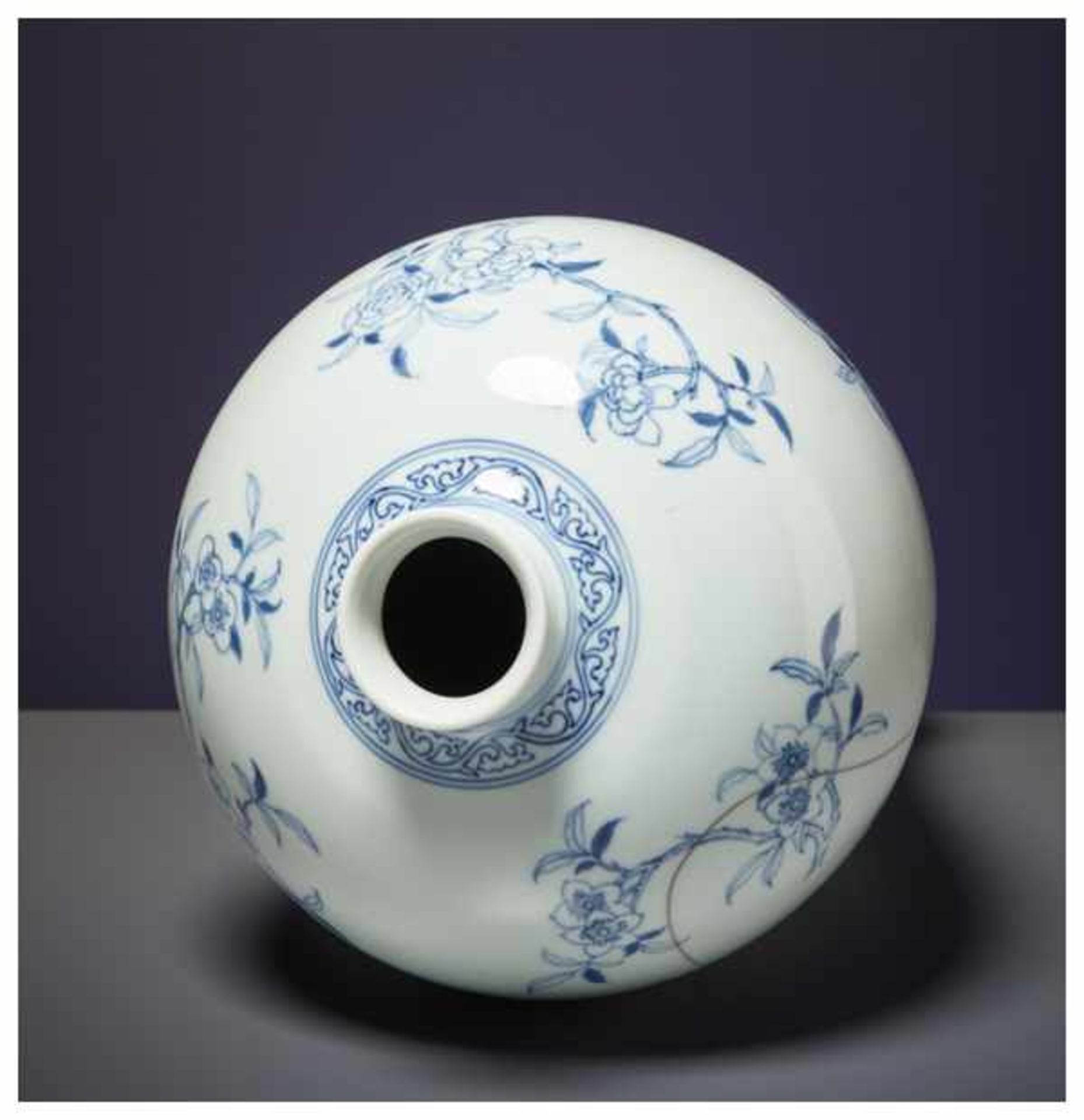 A CHINESE BLUE AND WHITE PORCELAIN BALUSTER VASE Porcelain with blue and white painting. China, - Image 4 of 5