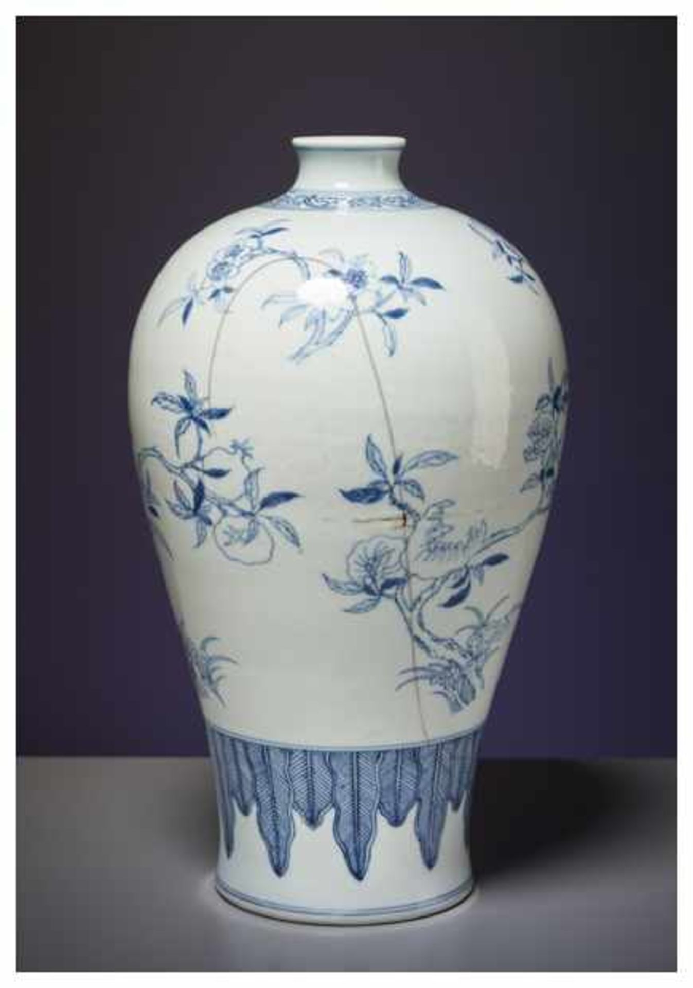A CHINESE BLUE AND WHITE PORCELAIN BALUSTER VASE Porcelain with blue and white painting. China, - Image 2 of 5