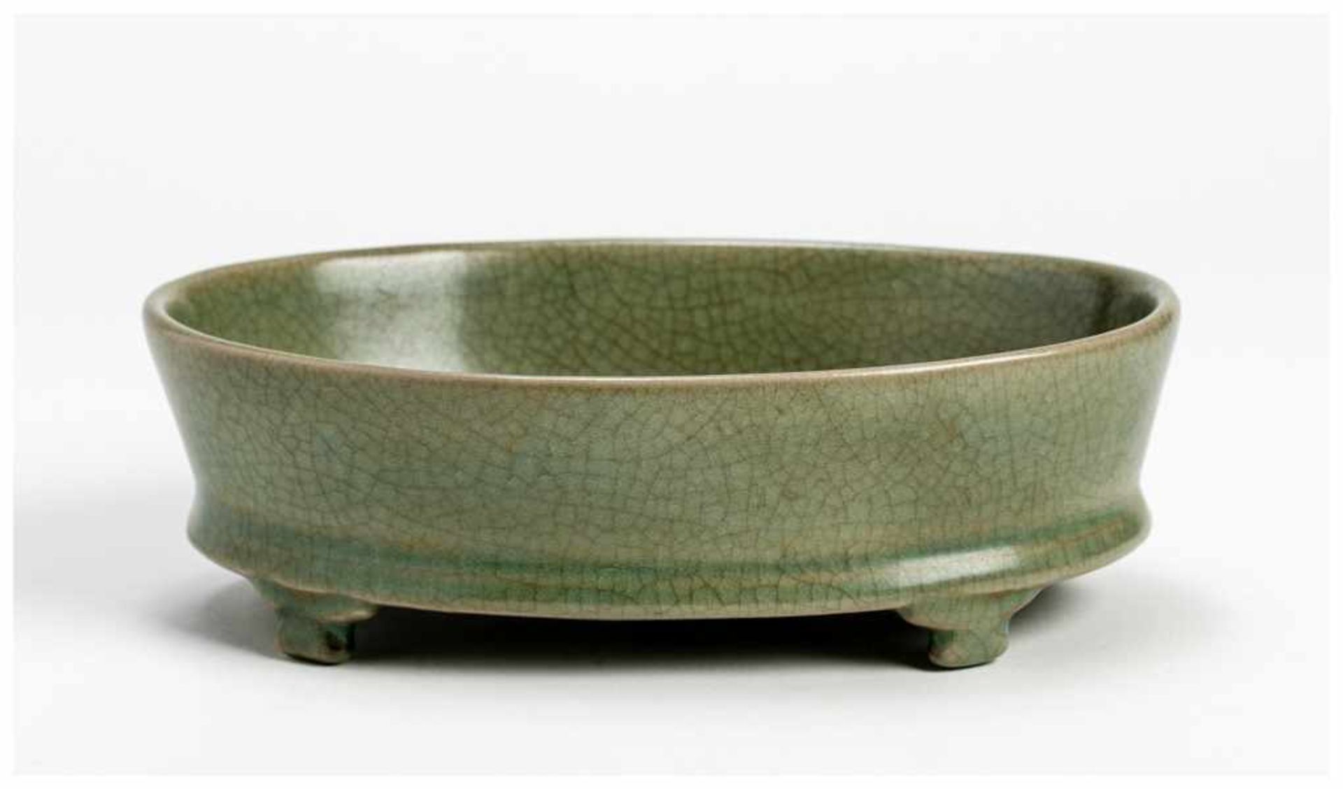 A LONGQUAN CELADON GLAZED BOWL Glazed ceramic. China, late Qing dynastyOf elongated oval form