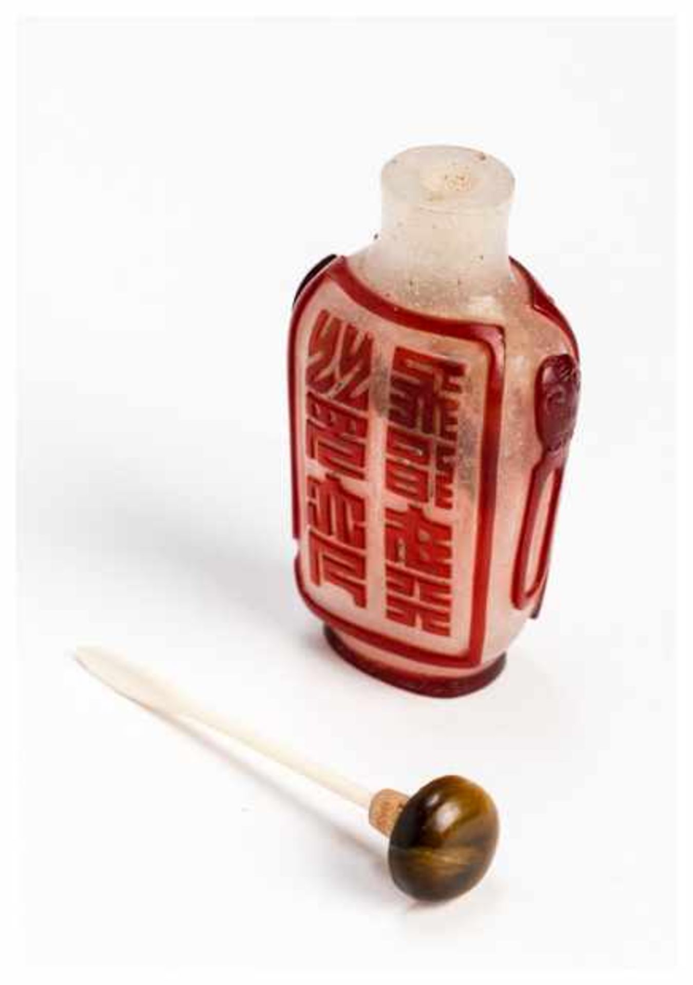 AN OVERLAY GLASS SNUFF BOTTLE Glass. China, 19th centuryOf rectangular, slightly rounded form with a - Bild 3 aus 5