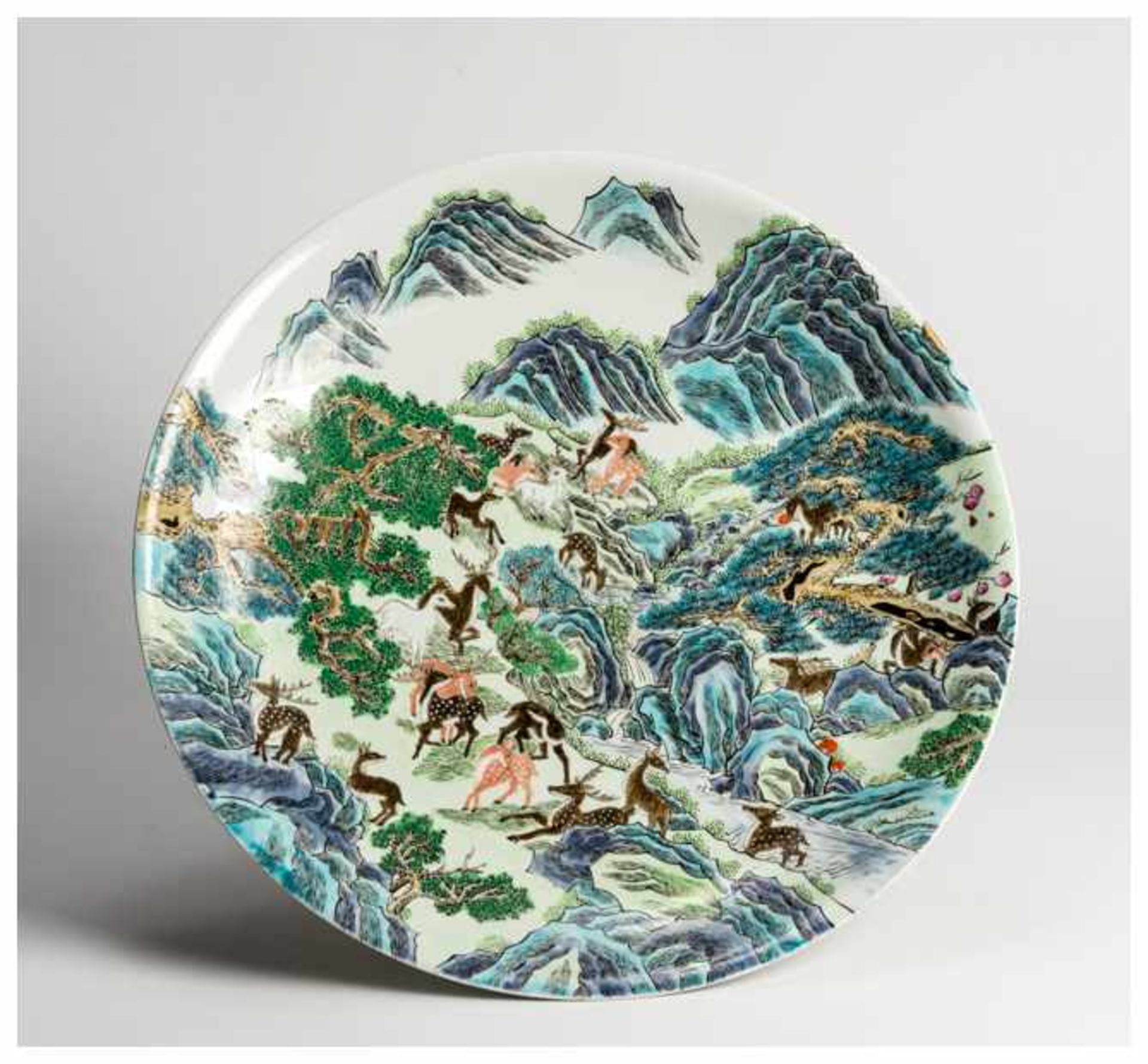 A LARGE DECORATIVE PLATE WITH 'HUNDRED DEER' MOTIF Porcelain with enamel painting. China, late - Image 3 of 3