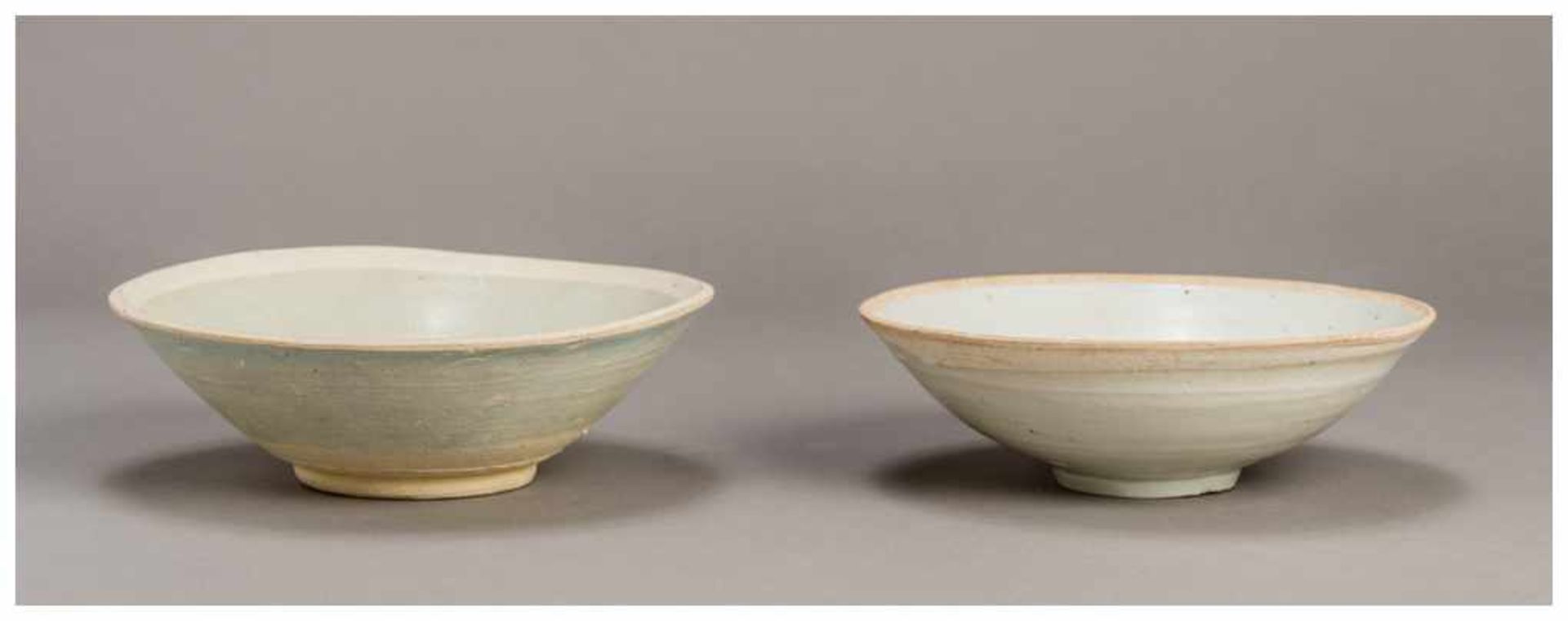 TWO CHINESE PROTO -PORCELAIN BOWLS Proto-porcelain. China, Song dynastyThe slightly smaller bowl has