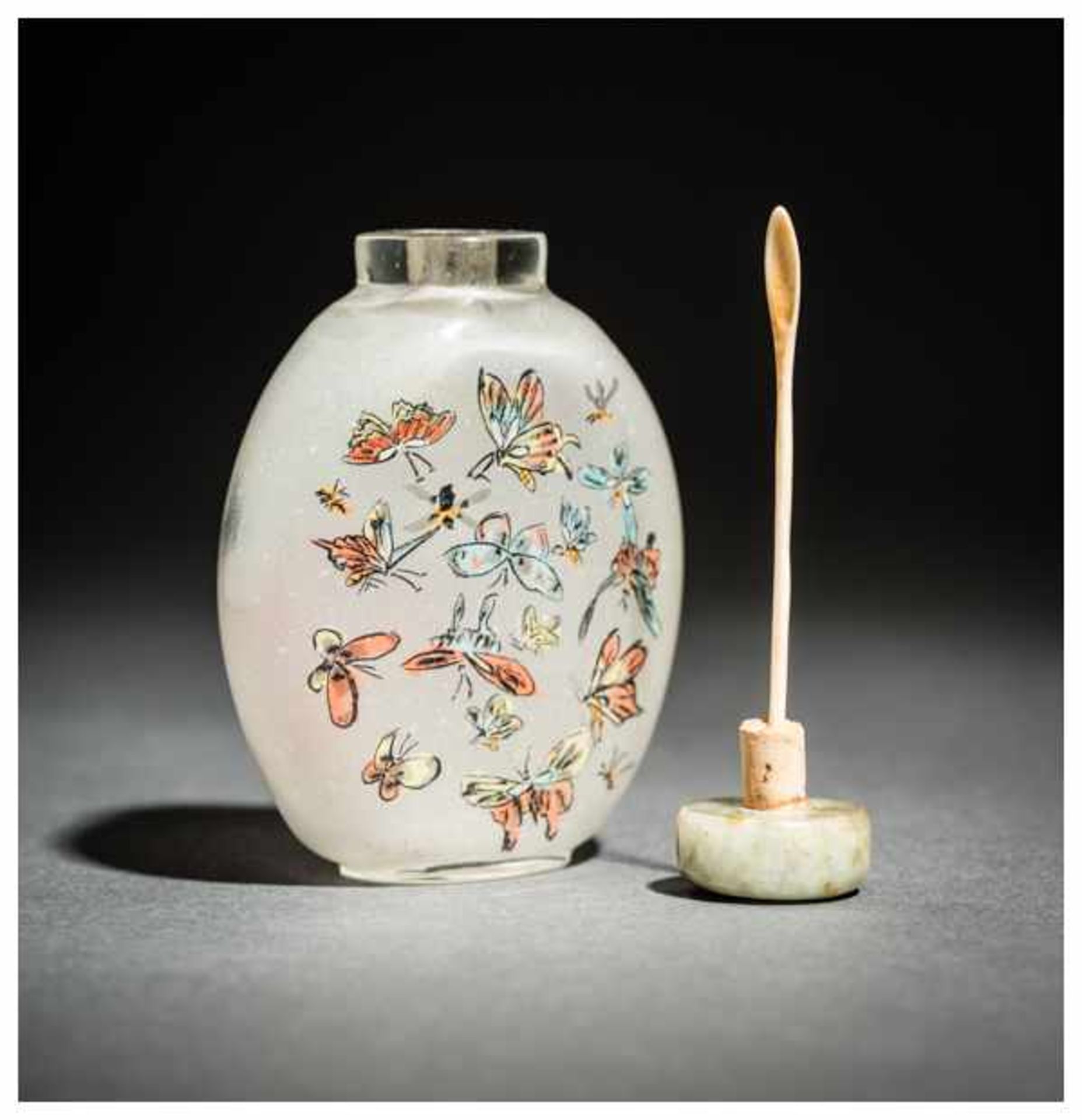 INSIDE PAINTED SNUFF BOTTLE WITH BUTTERFLIES Glass and paint. China, 20th centuryFlat, oval form - Image 5 of 5