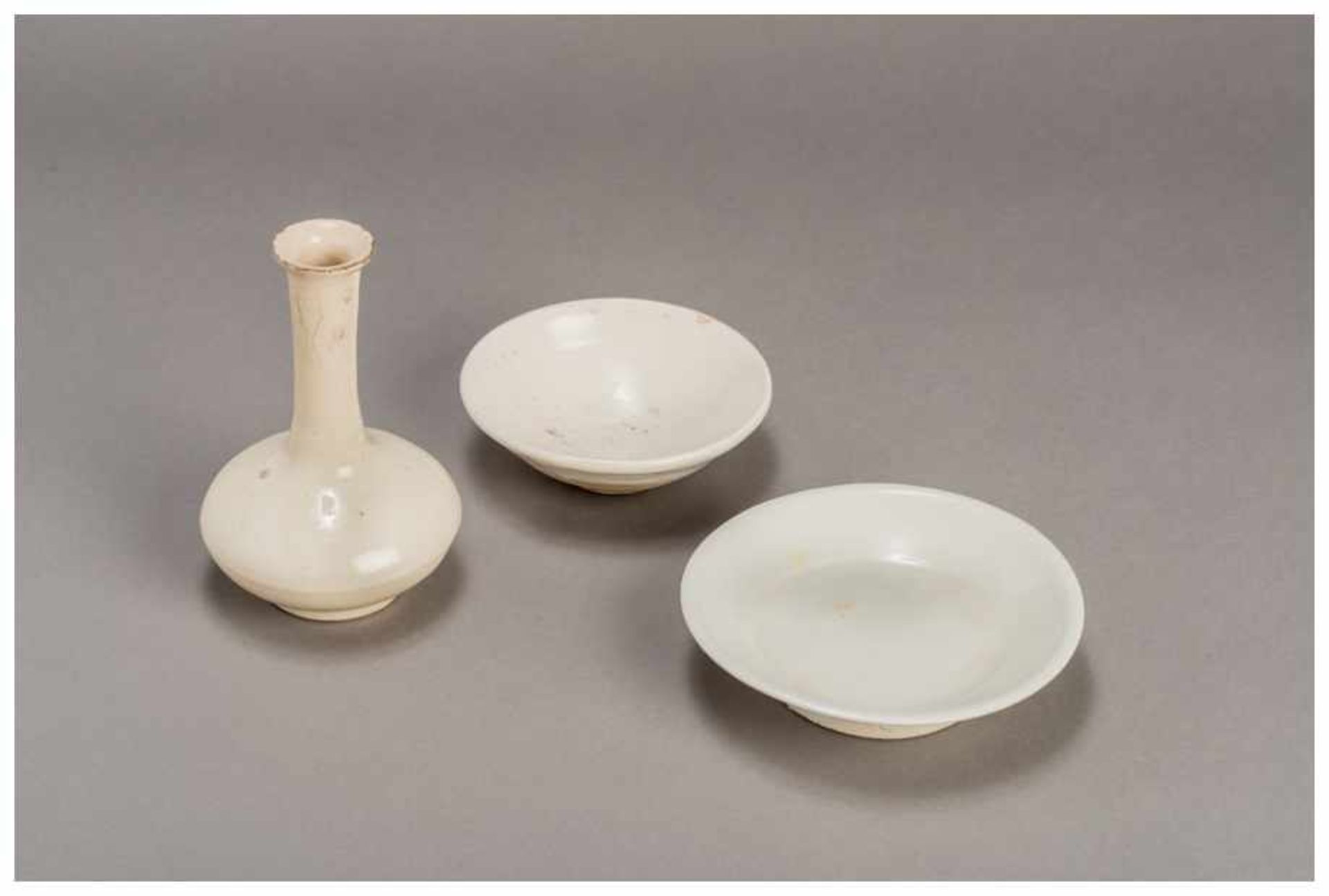 TWO SMALL BOWLS AND A VASE Glazed ceramic. China, Ming to Qing dynastyThe larger of the two bowls is - Image 2 of 4