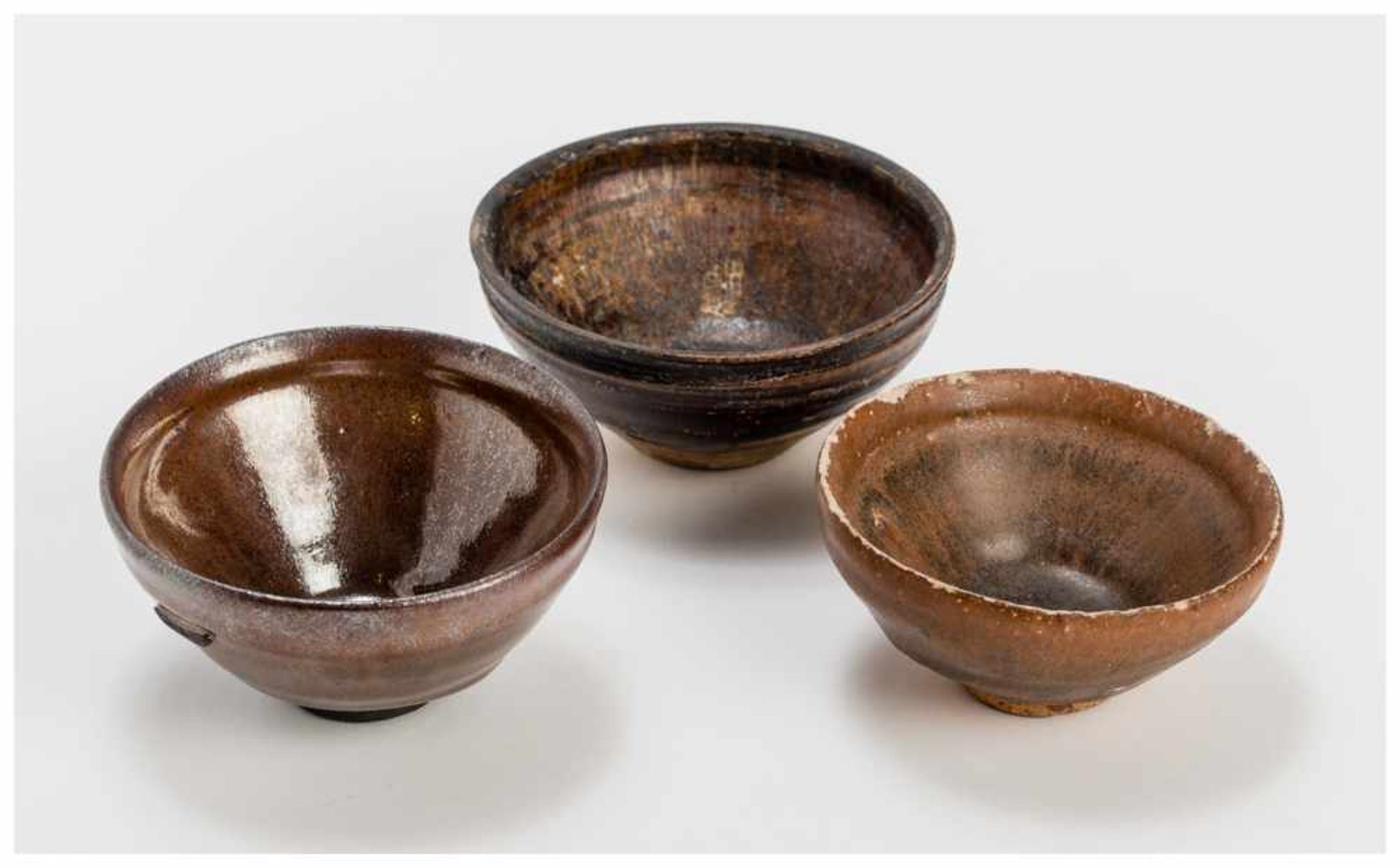 THREE CHINESE GLAZED CERAMIC DRINKING BOWLS Glazed ceramic. China, Song to Yuan dynastyThese - Image 3 of 3