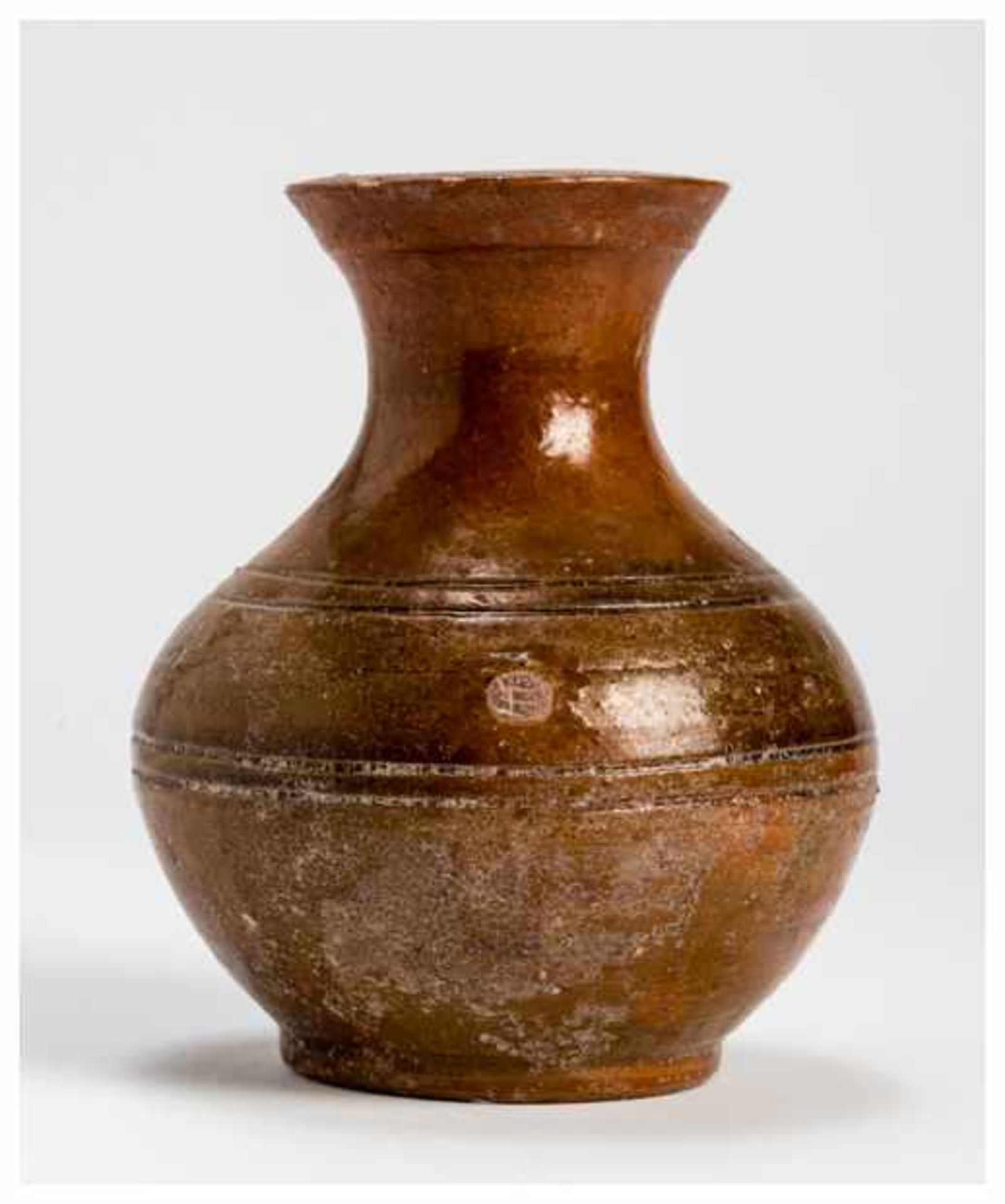 A CHINESE GLAZED CERAMIC HU VASE Glazed ceramic. China, Han dynasty (206 BC-220 AD)A red-brown - Image 2 of 4