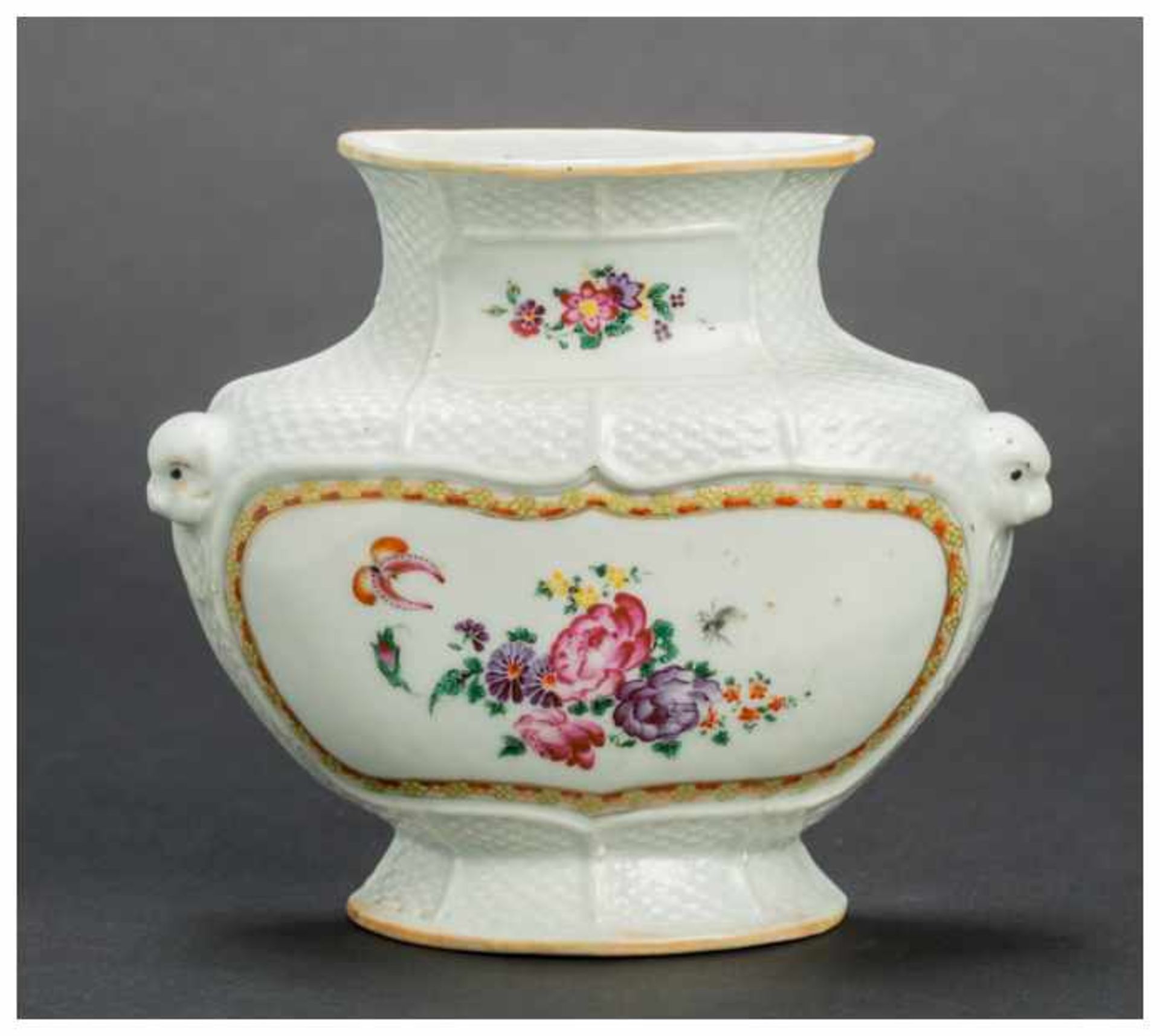 A FINE SAMSON WALL VASE IN CHINESE FAMILLE ROSE STYLE Porcelain. China, late 19th centuryA fine wall