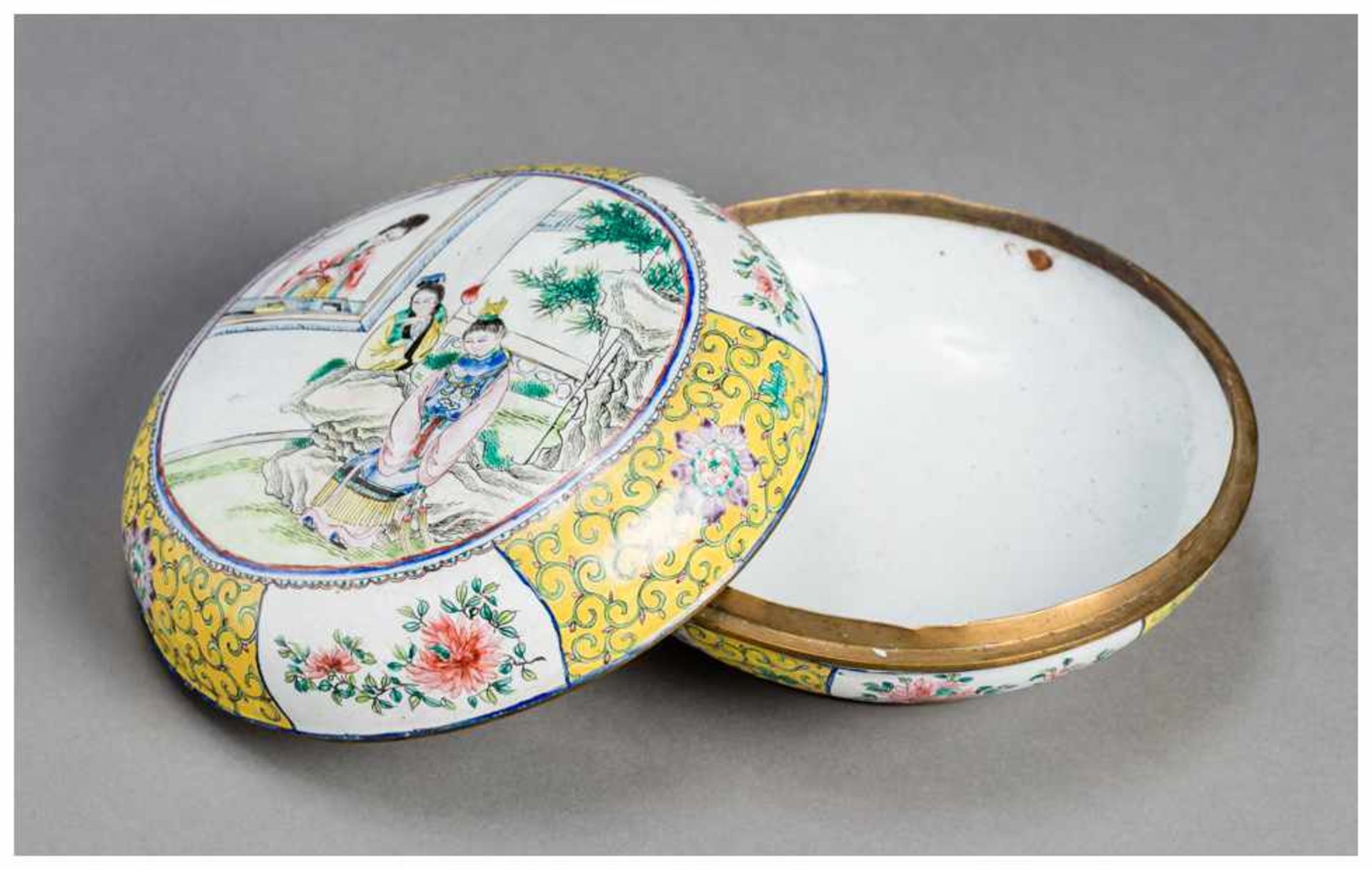 A CANTON ENAMEL BOX AND COVER Canton enamel. China, Qing dynastyAn attractive canton enamel box - Image 5 of 6