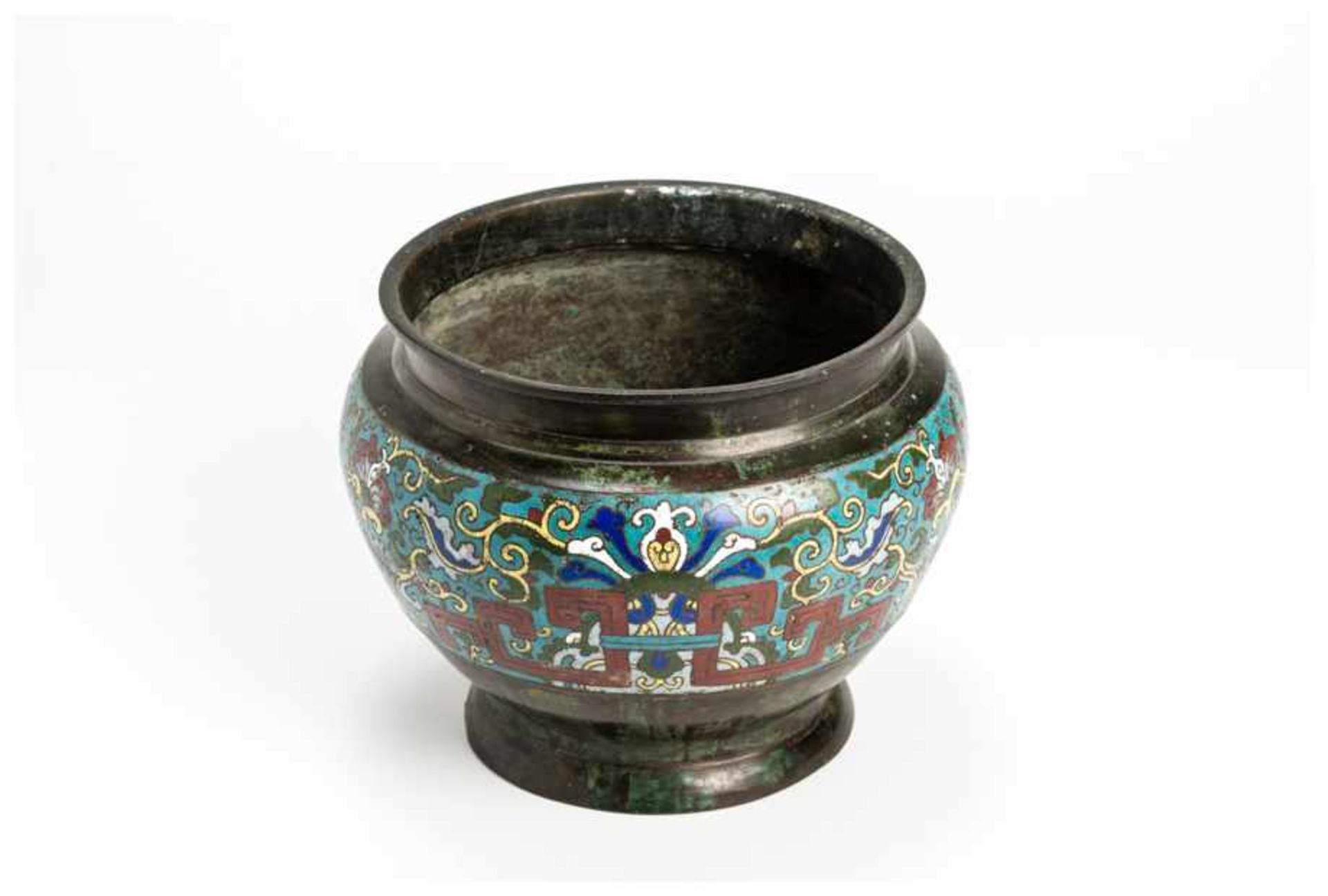 A SMALL CHAMPLEVE CACHEPOT Enameled bonze. China, around 1900An attractive small bronze cast pot - Image 2 of 4