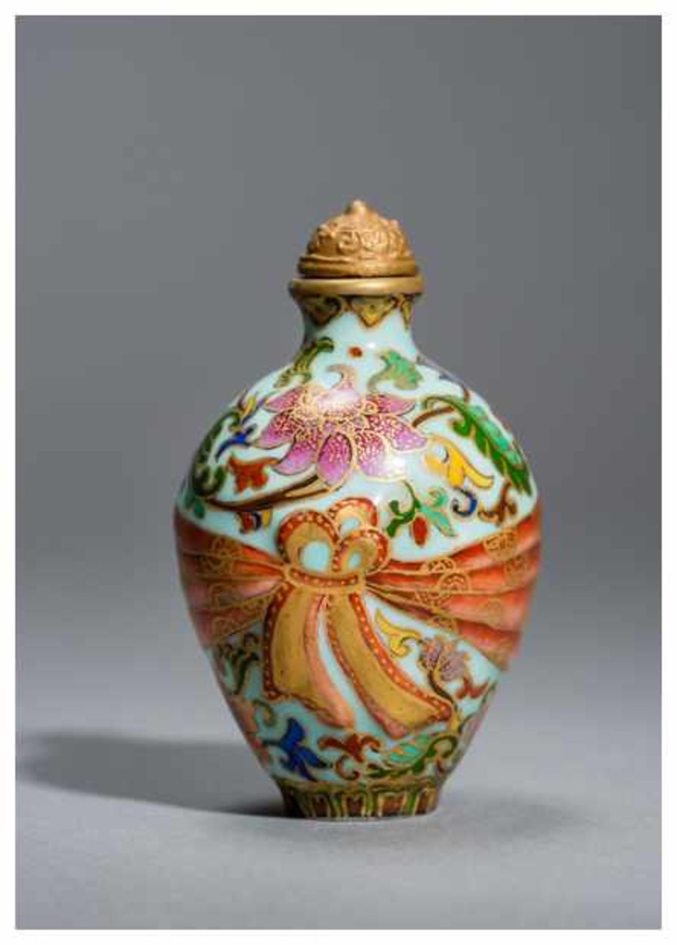 AN ATTRACTIVE PORCELAIN SNUFF BOTTLE WITH ENAMEL PAINTING Porcelain with enamel painting. China,