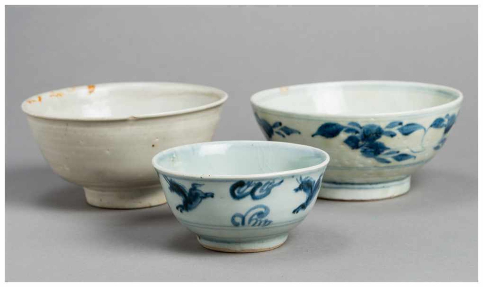 THREE SMALL CHINESE PORCELAIN BOWLS Porcelain, partly with blue and white painting. China, late Ming - Image 3 of 3