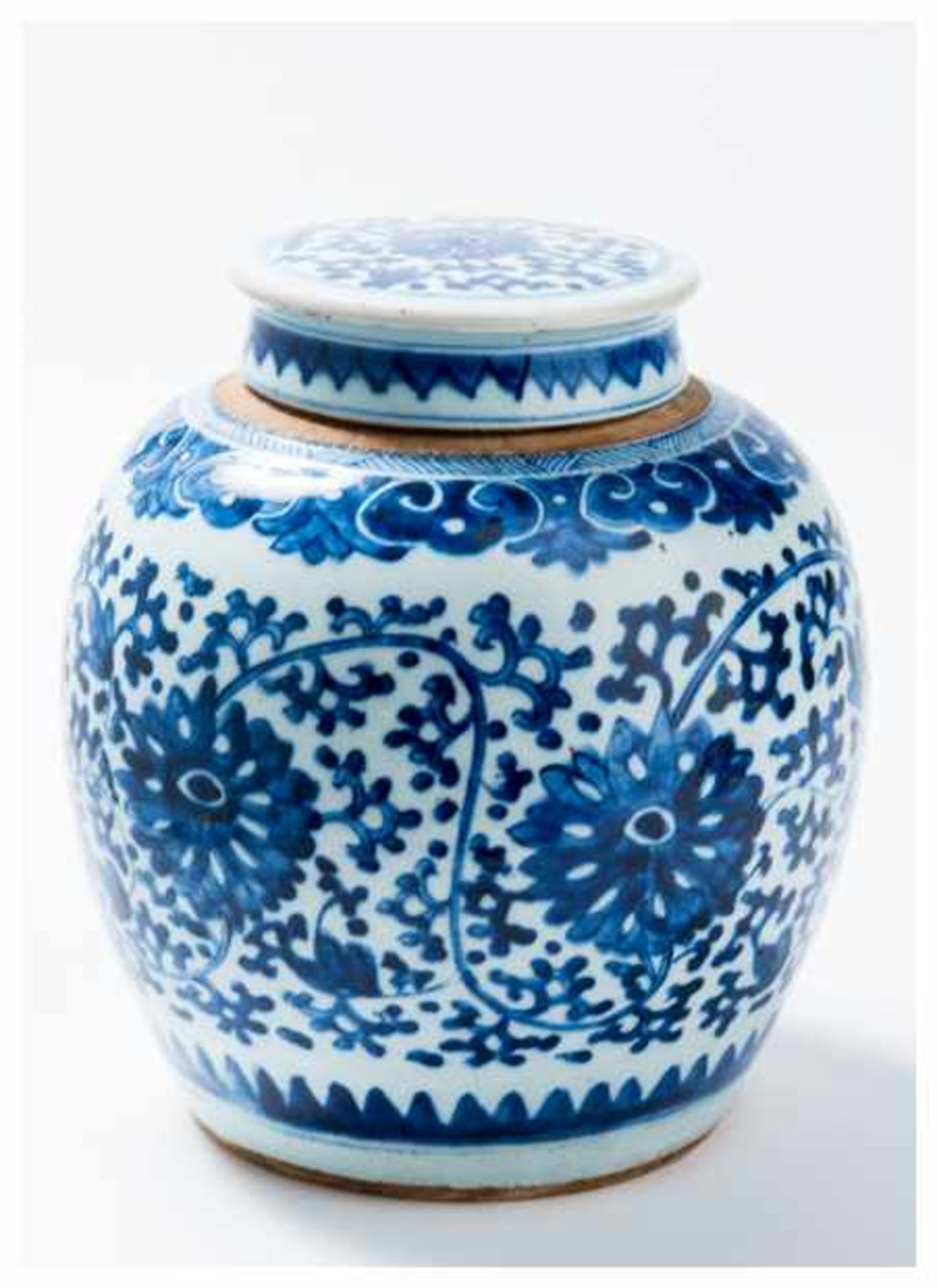 A BLUE AND WHITE GINGER POT WITH LID Porcelain, underglaze blue. China, Qing dynasty, 18th to 19th - Image 2 of 4