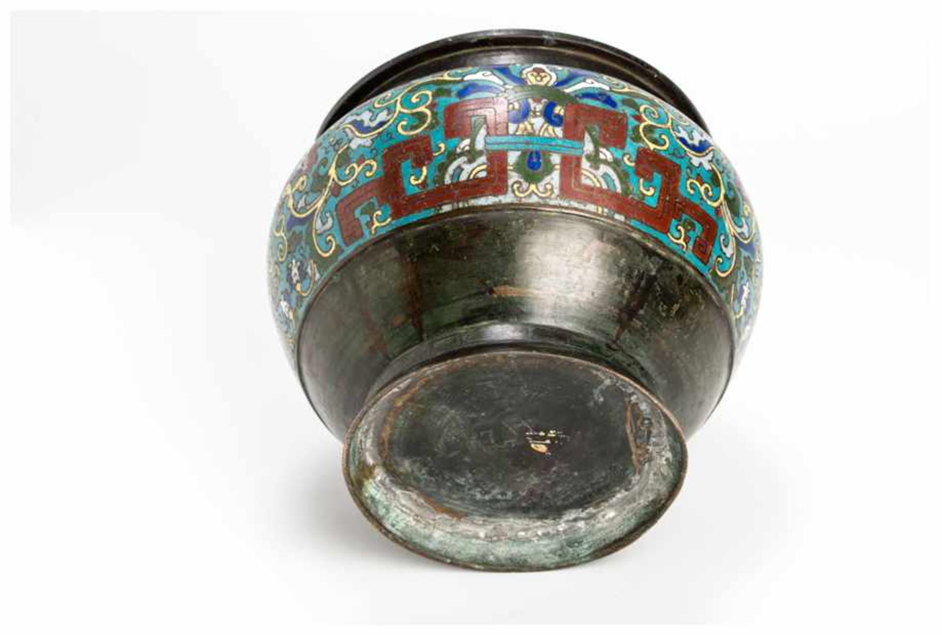 A SMALL CHAMPLEVE CACHEPOT Enameled bonze. China, around 1900An attractive small bronze cast pot - Image 4 of 4