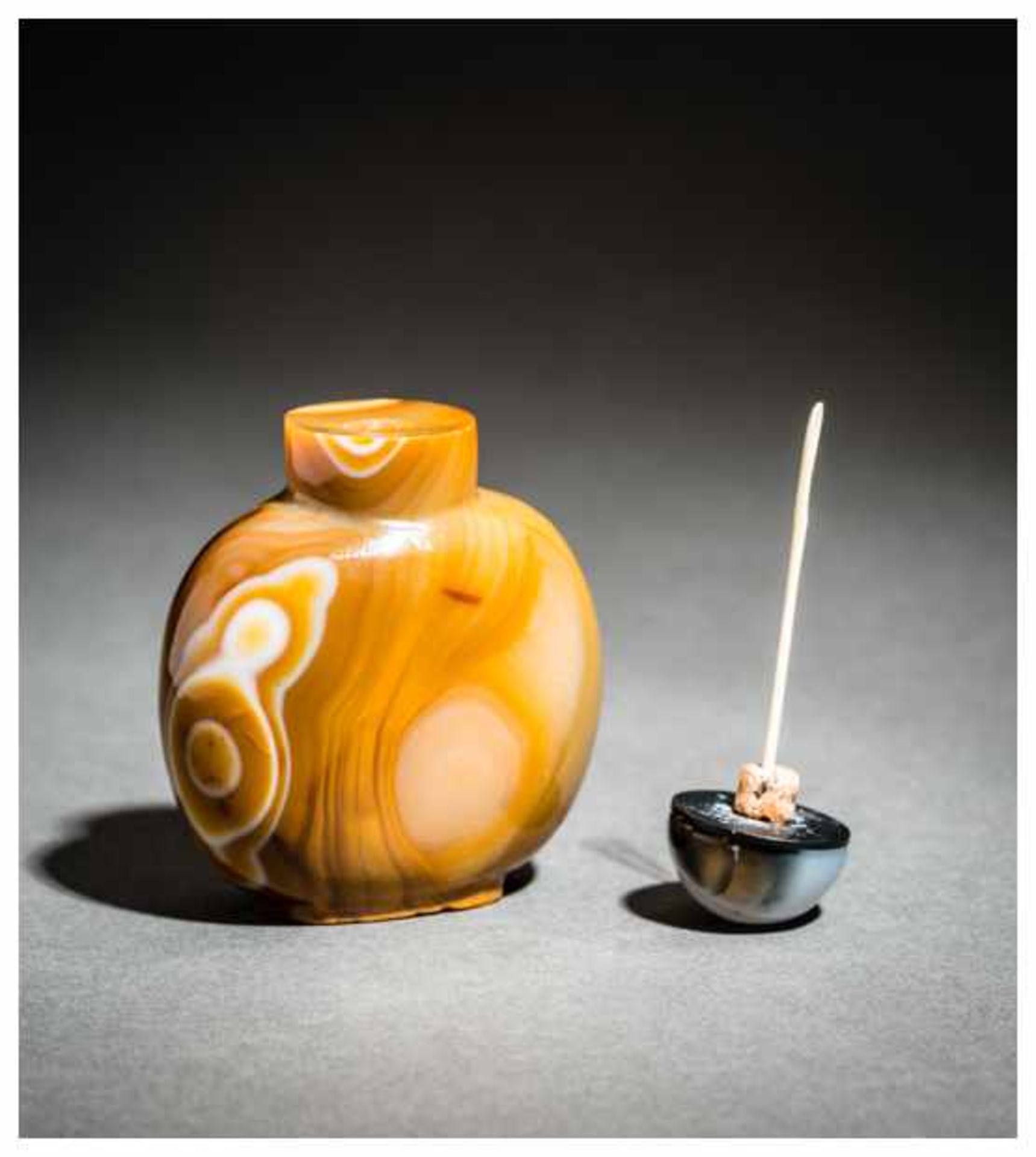 BANDED AGATE SNUFF BOTTLE Striped agate. China, 19th/20th centuryAlmost circular in form, exactingly - Image 5 of 6