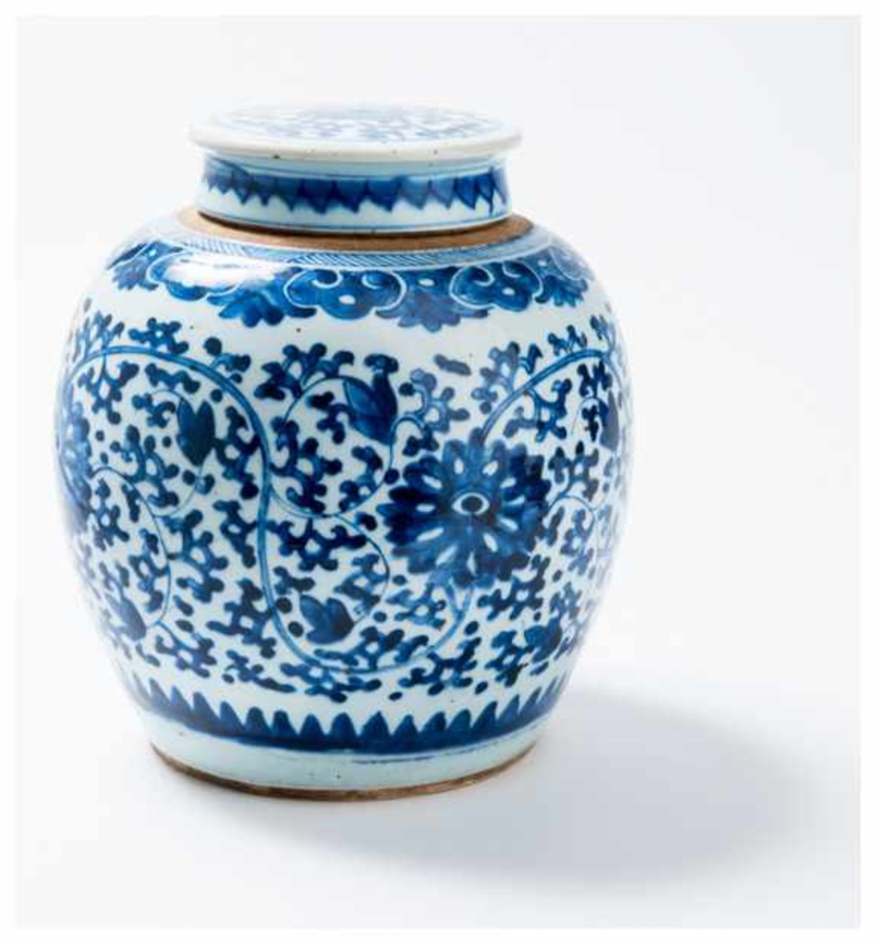 A BLUE AND WHITE GINGER POT WITH LID Porcelain, underglaze blue. China, Qing dynasty, 18th to 19th