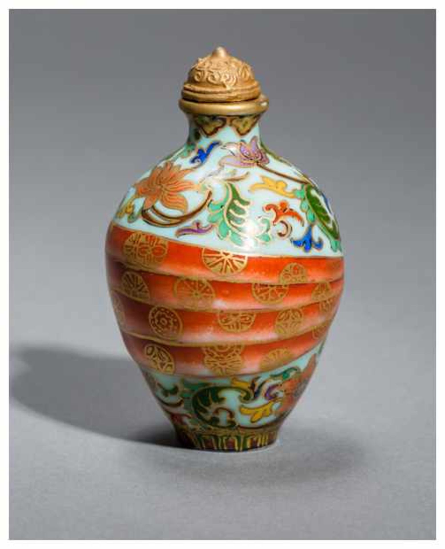 AN ATTRACTIVE PORCELAIN SNUFF BOTTLE WITH ENAMEL PAINTING Porcelain with enamel painting. China, - Image 3 of 5