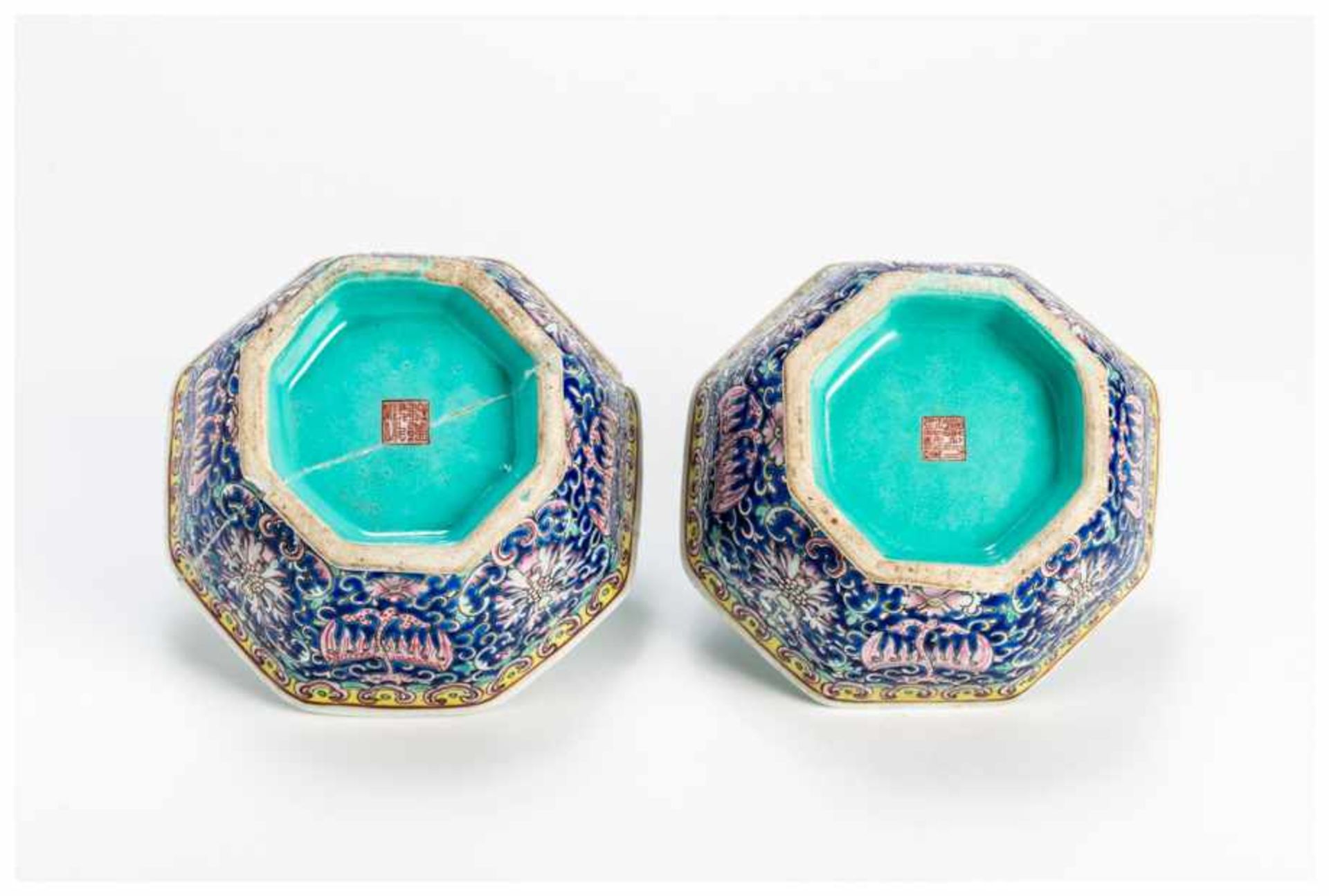 A PAIR OF CHINESE PORCELAIN BOWLS Porcelain with enamel painting. China, Republic periodOf rounded - Image 4 of 4