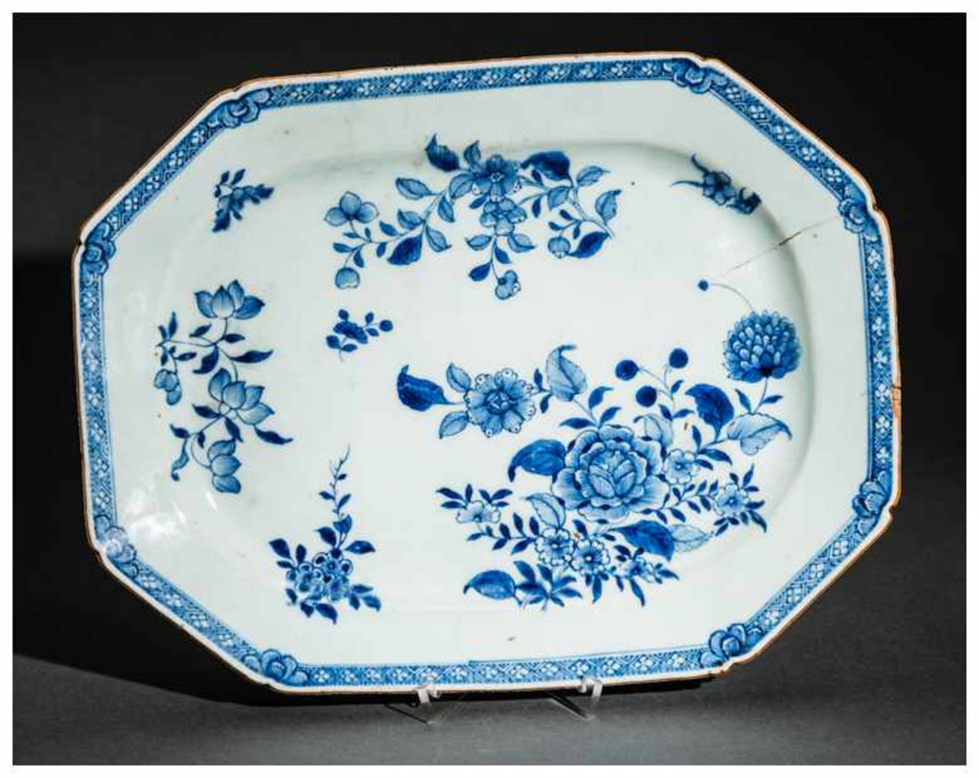 A CHINESE BLUE AND WHITE PORCELAIN TRAY Porcelain. China, Qing dynasty, 18th centuryAn octagonal