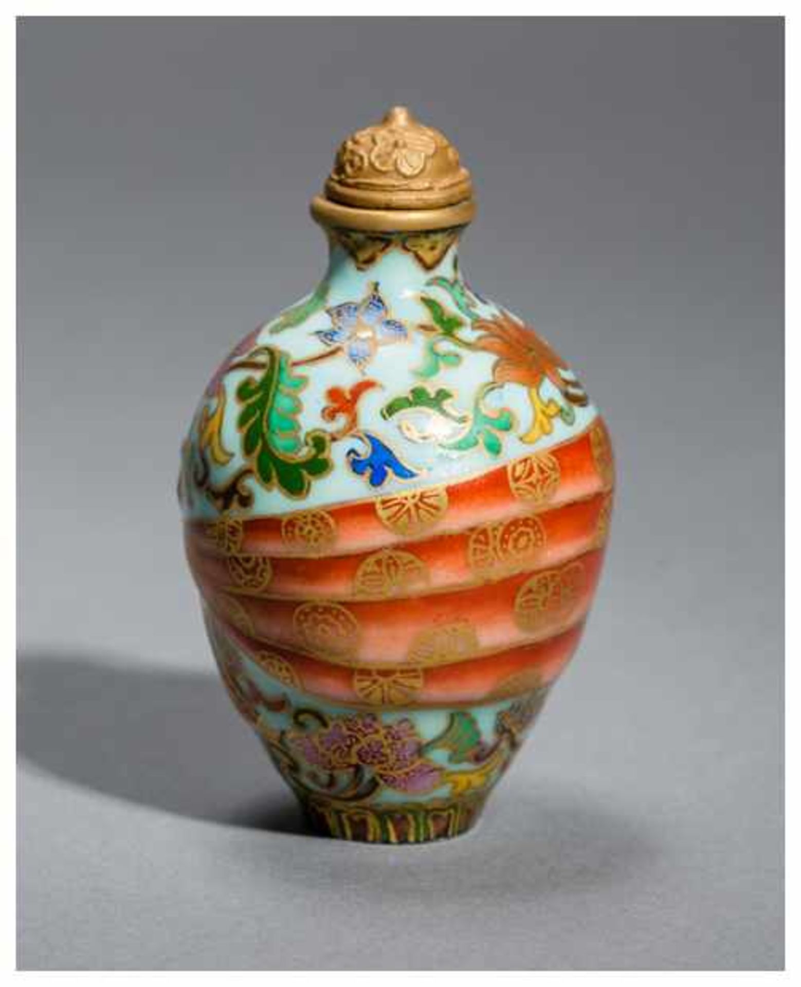 AN ATTRACTIVE PORCELAIN SNUFF BOTTLE WITH ENAMEL PAINTING Porcelain with enamel painting. China, - Image 2 of 5