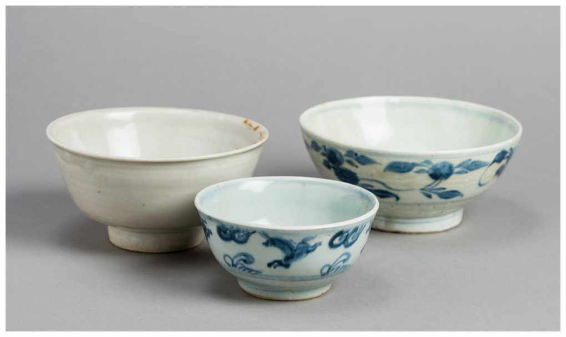 THREE SMALL CHINESE PORCELAIN BOWLS Porcelain, partly with blue and white painting. China, late Ming