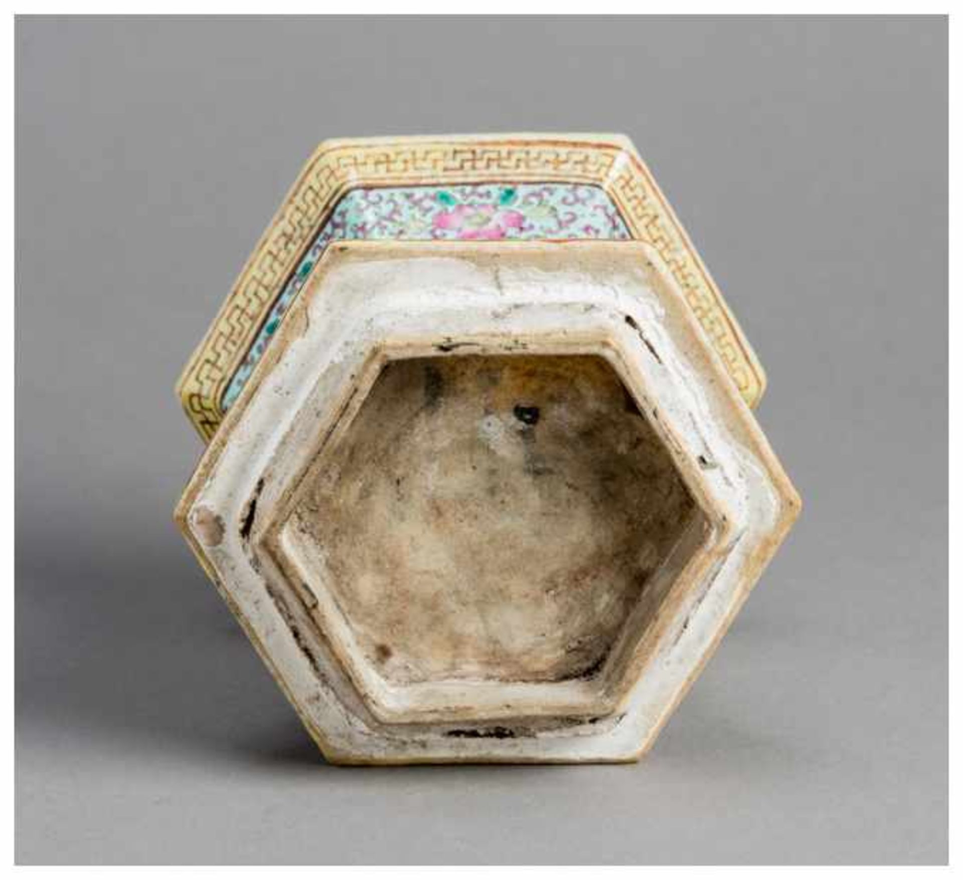 BOTTOM OF A THREE-PART CHINESE FAMILLE ROSE LANTERN Porcelain. China, around 1900Of hexagonal - Image 2 of 4