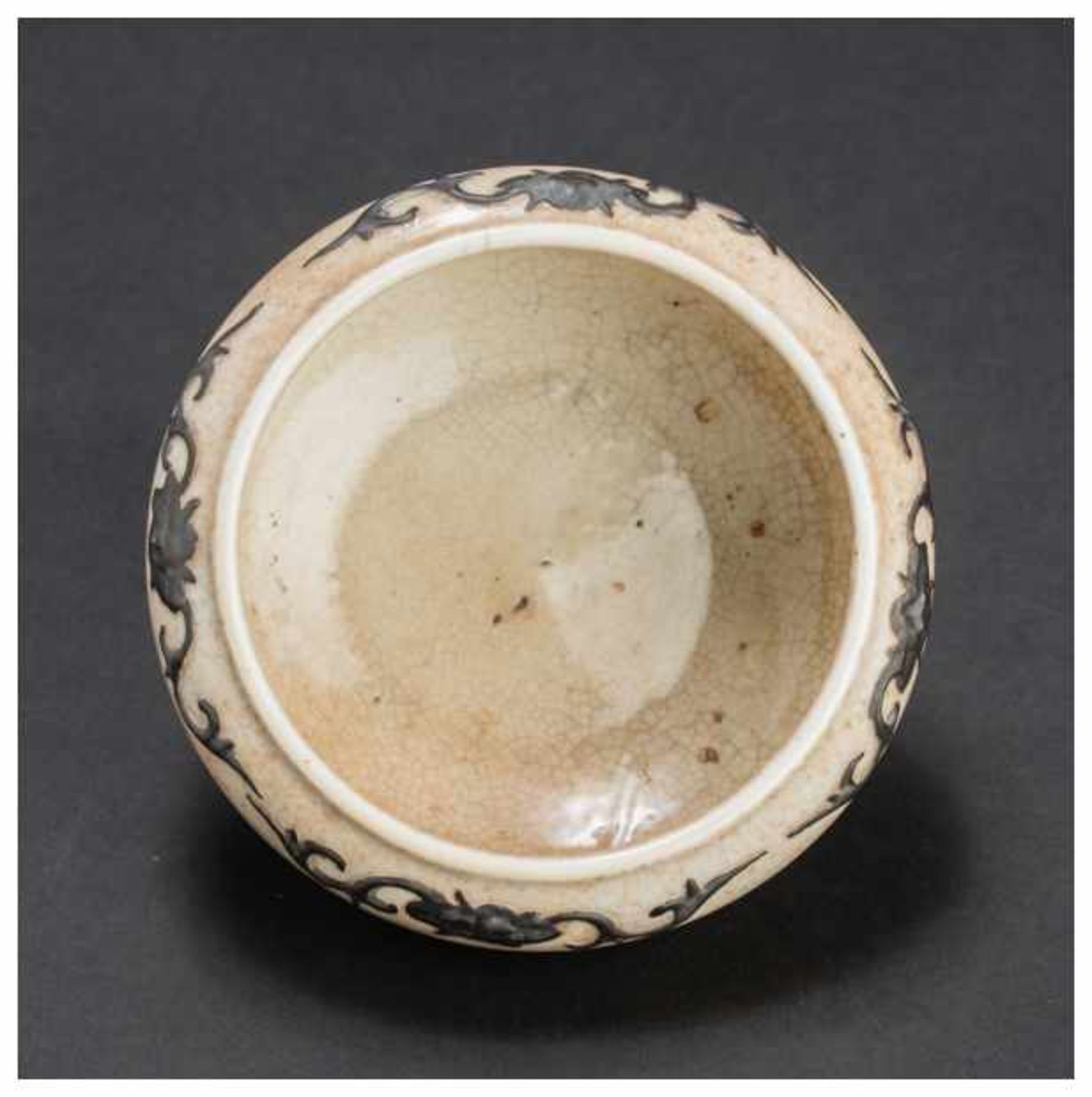 A CHINESE STONEWARE BOWL Stoneware. China, Qing dynasty, 19th centuryThis bowl shows dense, light - Image 2 of 3