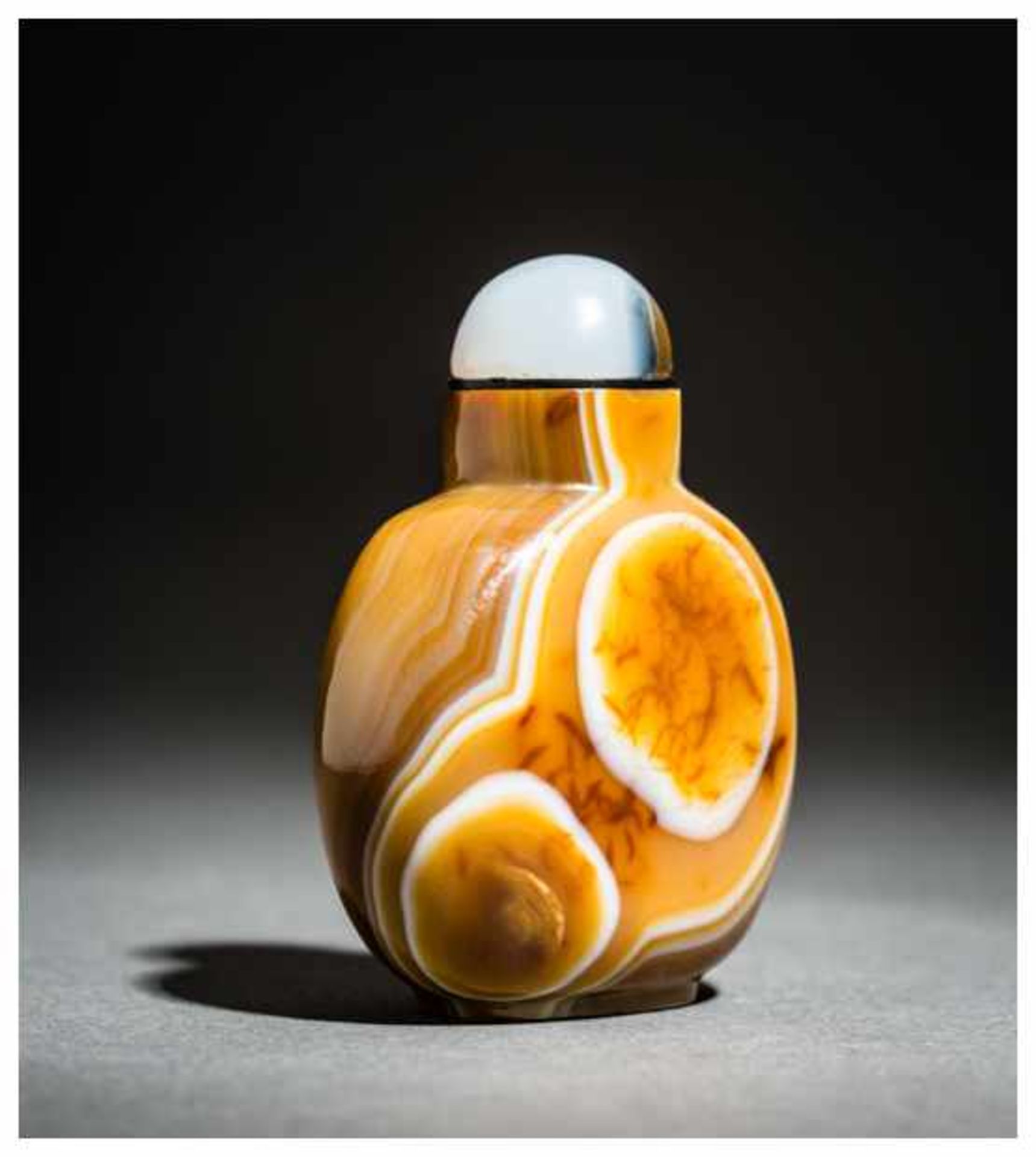 BANDED AGATE SNUFF BOTTLE Striped agate. China, 19th/20th centuryAlmost circular in form, exactingly - Image 4 of 6