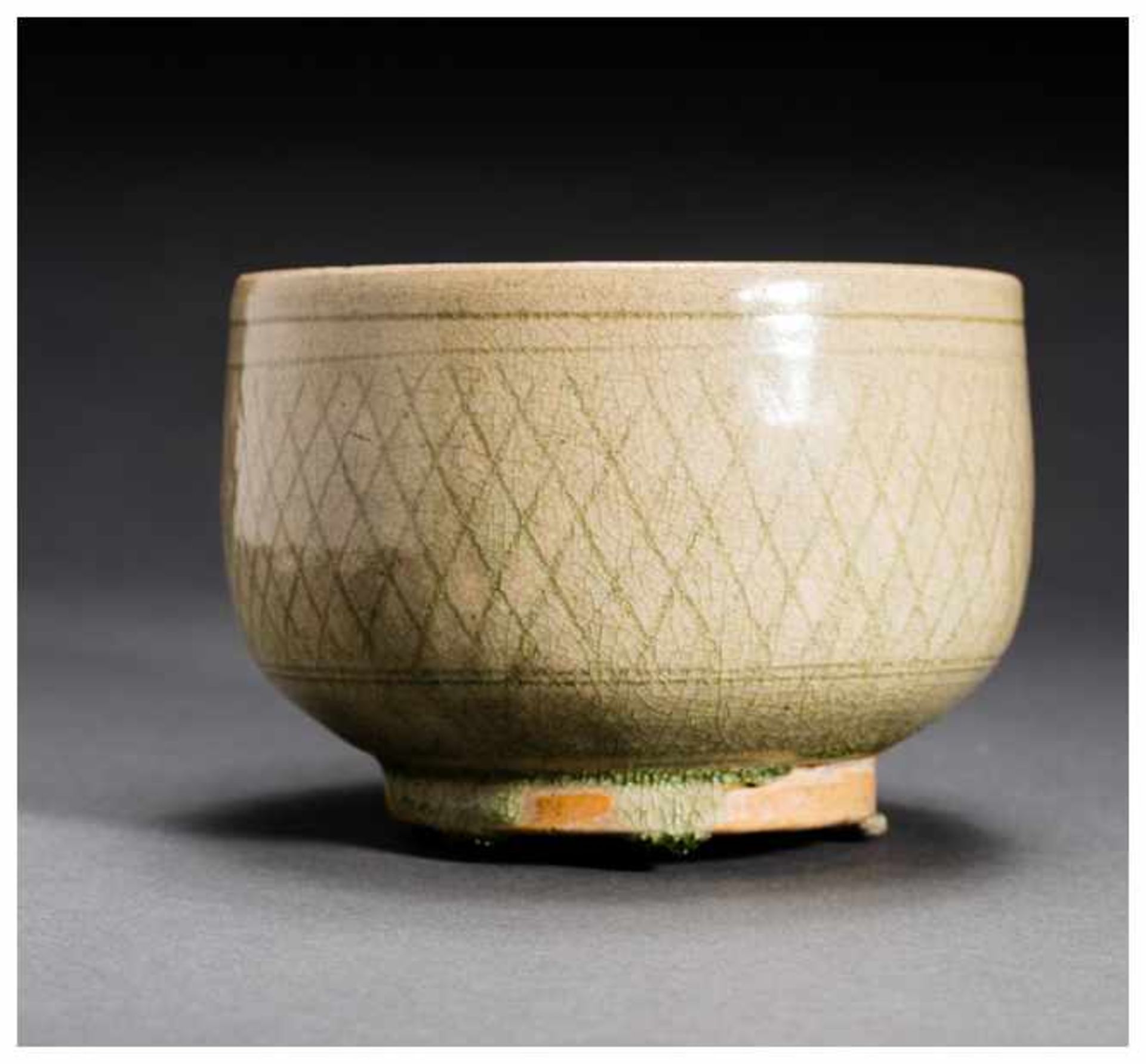 A DEEP BOWL WITH GRID PATTERN Glazed ceramic. China, Thailand, c. 18th-19th centuryThis is vessel is - Image 2 of 4