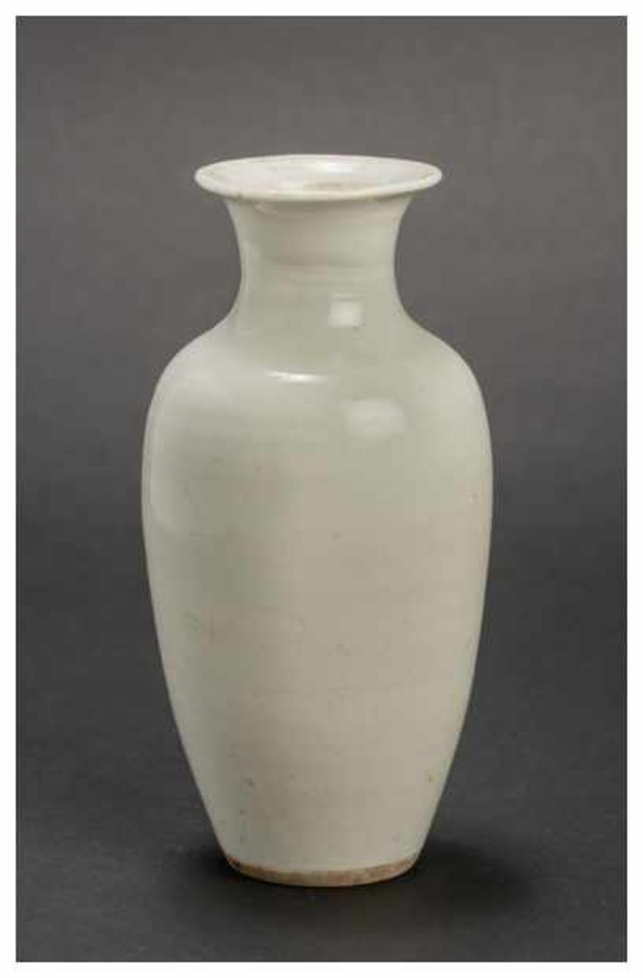 AN ATTRACTIVE DEHUA GLAZED VASE Porcelain. China, Qing dynastyBaluster shaped vase with an