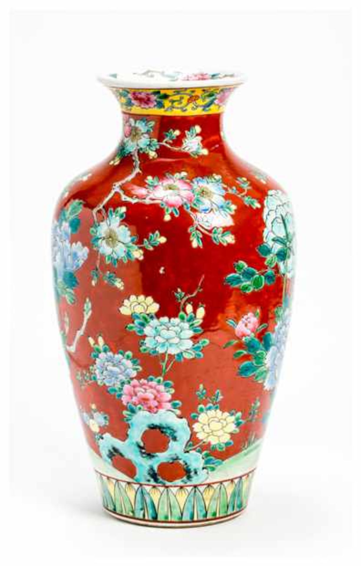 A POLYCHROME PORCELAIN VASE Porcelain. China, Republic periodA baluster shaped vase in an attractive - Image 4 of 6