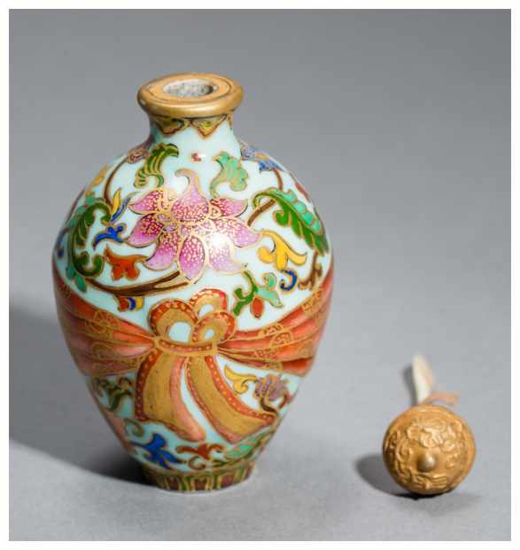 AN ATTRACTIVE PORCELAIN SNUFF BOTTLE WITH ENAMEL PAINTING Porcelain with enamel painting. China, - Image 4 of 5