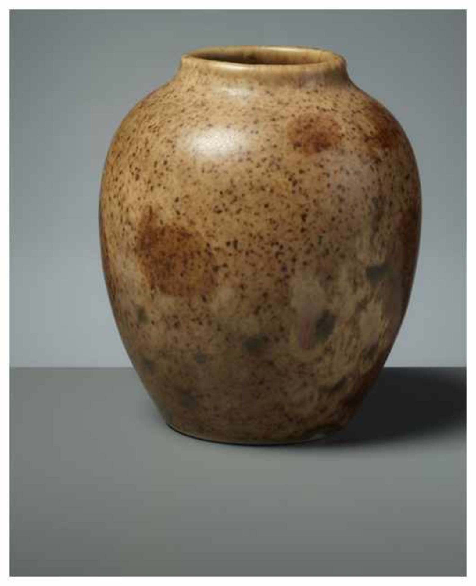 A SMALL CHINESE GLAZED CERAMIC VASE Glazed ceramic. China, late Qing or laterThis vessel features an